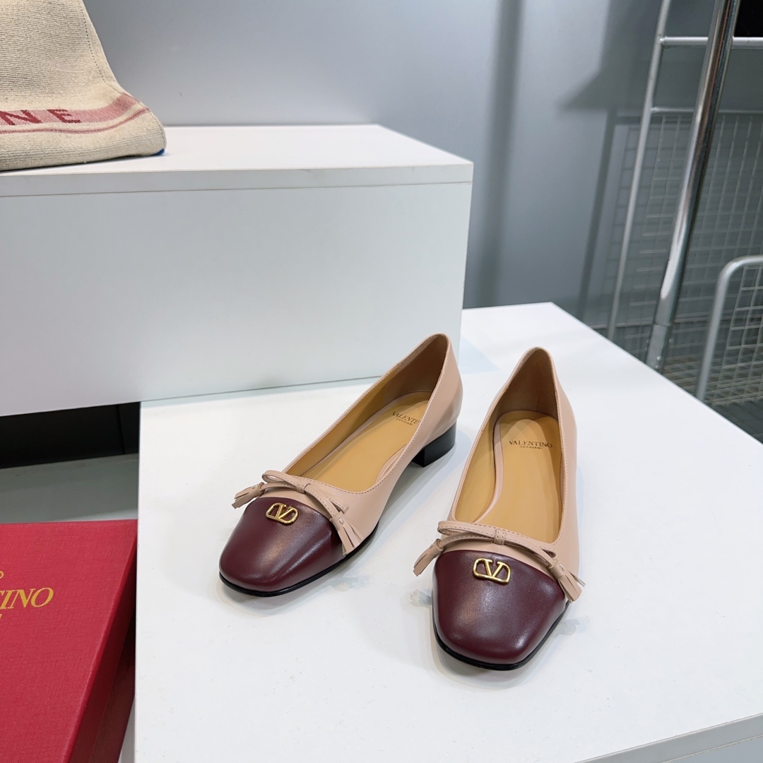 Valentino Fall 2025: High-Quality Butterflies, Classic V Buttons, Imported Sheepskin - 图片 5
