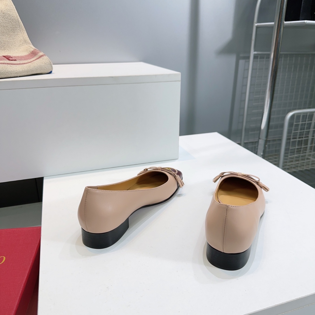 Valentino Fall 2025: High-Quality Butterflies, Classic V Buttons, Imported Sheepskin - 图片 7