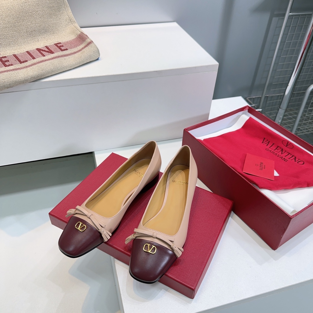 Valentino Fall 2025: High-Quality Butterflies, Classic V Buttons, Imported Sheepskin - 图片 9
