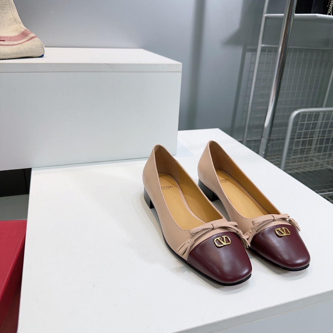 Valentino Fall 2025: High-Quality Butterflies, Classic V Buttons, Imported Sheepskin - 图片 3