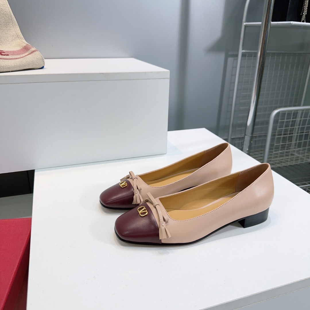 Valentino Fall 2025: High-Quality Butterflies, Classic V Buttons, Imported Sheepskin - 图片 4