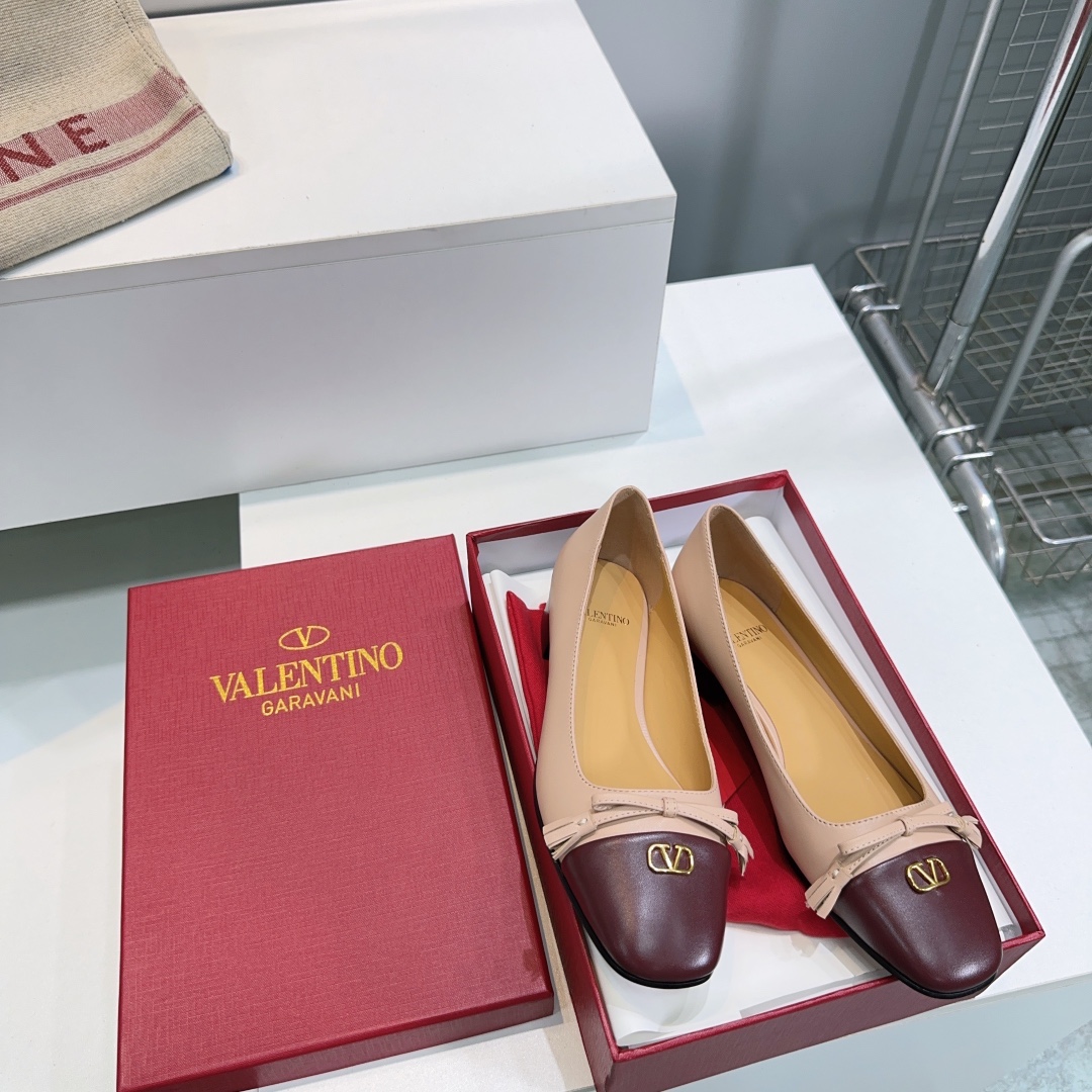 Valentino Fall 2025: High-Quality Butterflies, Classic V Buttons, Imported Sheepskin - 图片 8