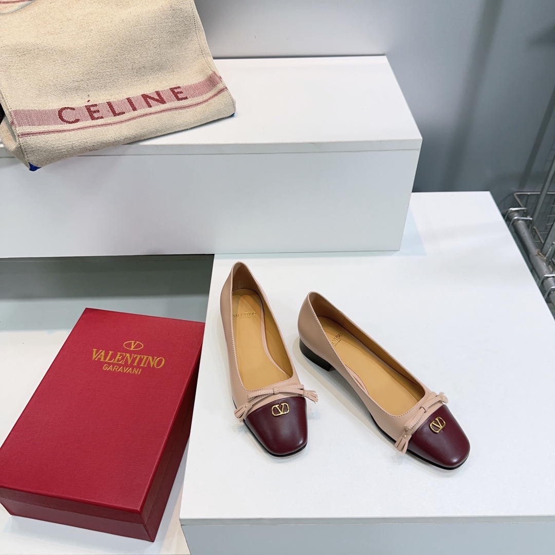 Valentino Fall 2025: High-Quality Butterflies, Classic V Buttons, Imported Sheepskin - 图片 2