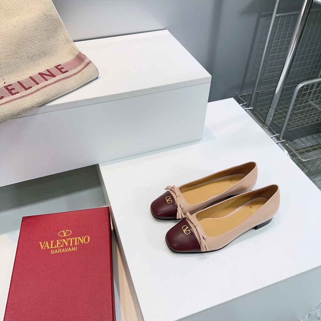 Valentino Fall 2025: High-Quality Butterflies, Classic V Buttons, Imported Sheepskin - 图片 1