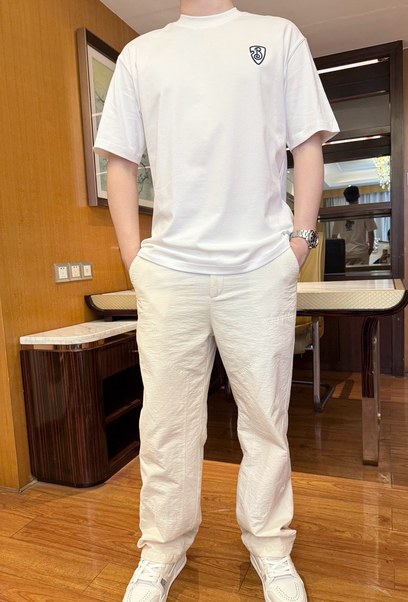 NO:488718,Burberry-2025 latest hot T-shirt shipment, hot-selling items in Europe and the United States!  Selected Italian imported fine cotton fabrics with simple and elegant designs, the brand B logo on the chest highlights the charm, and the upper body effect can be seen. S-XXL (model 180/wear M, with Hong Kong Lane Crawford gift box packaging), burberry,tees, t-shirt, alexander wang19860909巴宝莉-2025最新爆款T恤出货 欧美热销单品！精选意大利进口精棉面料搭配简约大方的设计,胸前的品牌大B标志彰显韵味 上身效果看得见.码数S-XXL（模特180/穿M,配香港连卡佛礼盒包装）,,burberry,tees，t-shirt,alexander wang,Men's clothing