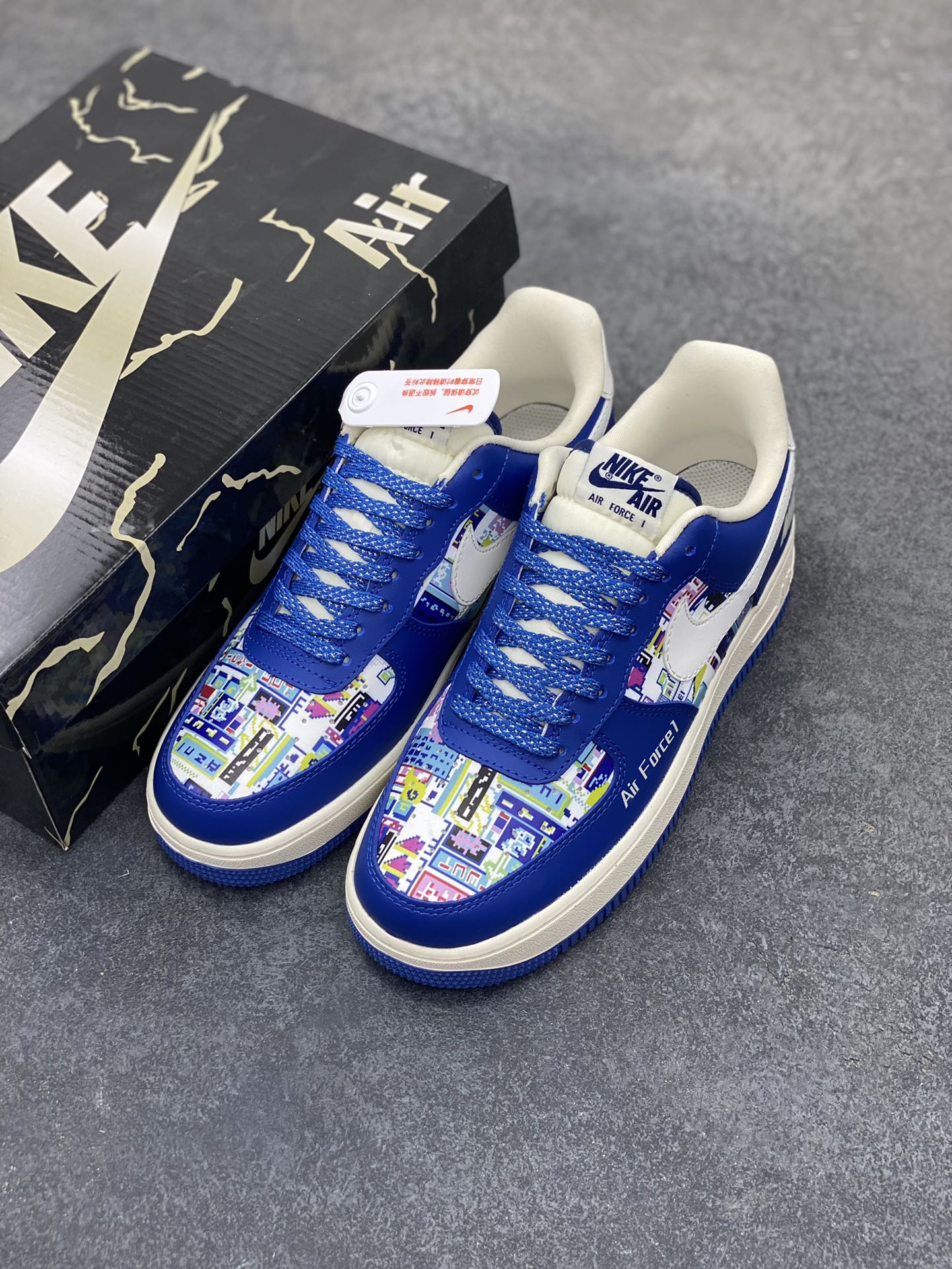 图片[8]-Nike Air Force 1 \’07 Low “NIKE联名——双拼蓝白勾”空军一号 低帮 运动鞋 休闲鞋 折边针车 工艺难度大 原楦头原纸板 原装鞋盒 定制五金配件 内置全掌气垫 原厂鞋底 货号：KJ1688-009 尺码：36 36.5 37.5 38 38.5 39 40 40.5 41 42 42.5 43 44 44.5 45-选品中心