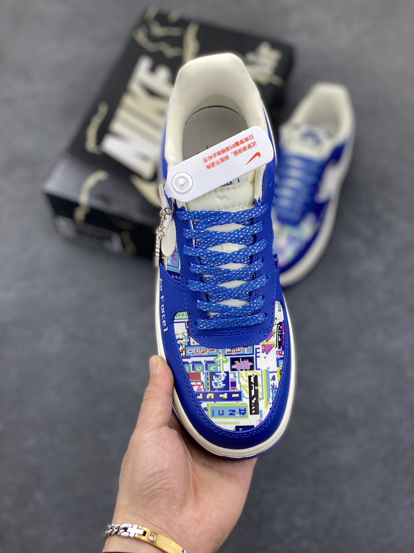 图片[2]-Nike Air Force 1 \’07 Low “NIKE联名——双拼蓝白勾”空军一号 低帮 运动鞋 休闲鞋 折边针车 工艺难度大 原楦头原纸板 原装鞋盒 定制五金配件 内置全掌气垫 原厂鞋底 货号：KJ1688-009 尺码：36 36.5 37.5 38 38.5 39 40 40.5 41 42 42.5 43 44 44.5 45-选品中心