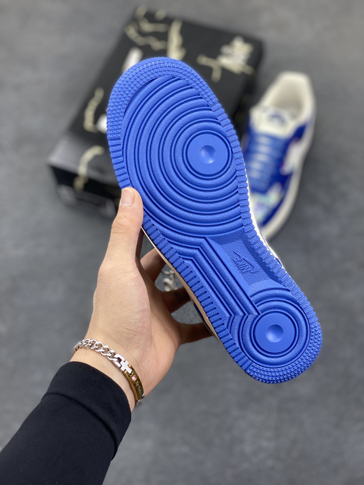 图片[5]-Nike Air Force 1 \’07 Low “NIKE联名——双拼蓝白勾”空军一号 低帮 运动鞋 休闲鞋 折边针车 工艺难度大 原楦头原纸板 原装鞋盒 定制五金配件 内置全掌气垫 原厂鞋底 货号：KJ1688-009 尺码：36 36.5 37.5 38 38.5 39 40 40.5 41 42 42.5 43 44 44.5 45-选品中心