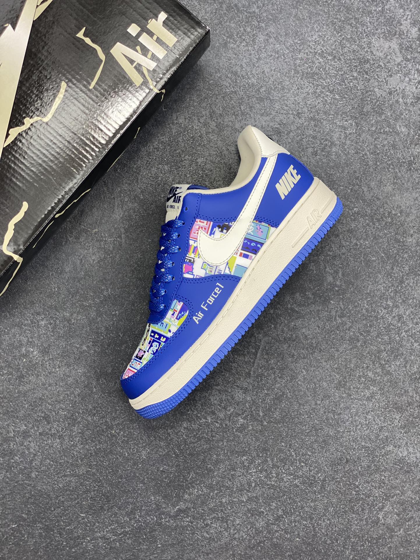 图片[7]-Nike Air Force 1 \’07 Low “NIKE联名——双拼蓝白勾”空军一号 低帮 运动鞋 休闲鞋 折边针车 工艺难度大 原楦头原纸板 原装鞋盒 定制五金配件 内置全掌气垫 原厂鞋底 货号：KJ1688-009 尺码：36 36.5 37.5 38 38.5 39 40 40.5 41 42 42.5 43 44 44.5 45-选品中心