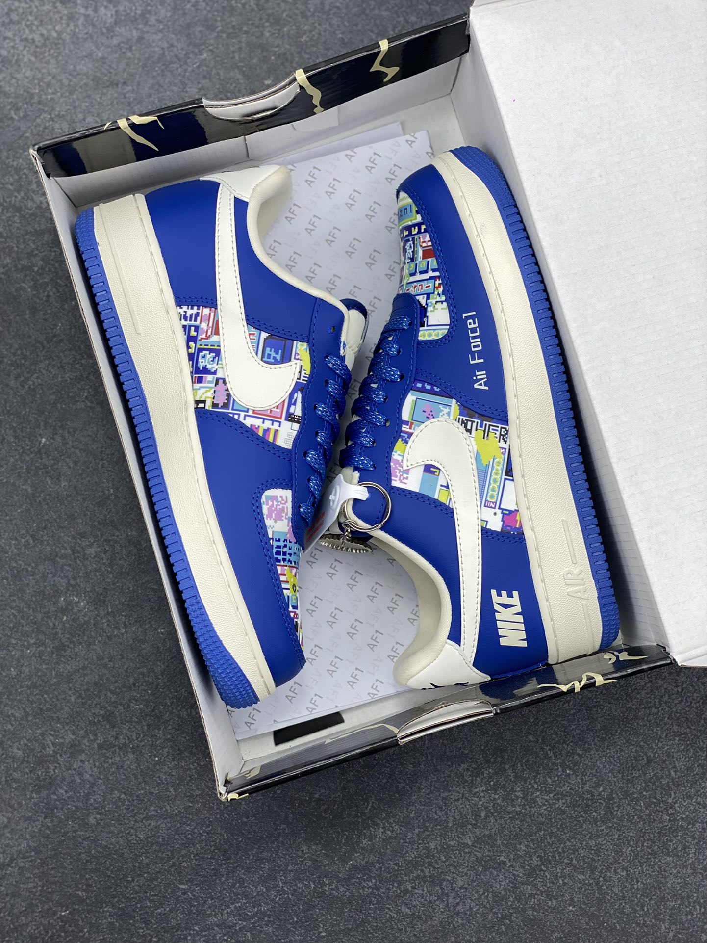 图片[9]-Nike Air Force 1 \’07 Low “NIKE联名——双拼蓝白勾”空军一号 低帮 运动鞋 休闲鞋 折边针车 工艺难度大 原楦头原纸板 原装鞋盒 定制五金配件 内置全掌气垫 原厂鞋底 货号：KJ1688-009 尺码：36 36.5 37.5 38 38.5 39 40 40.5 41 42 42.5 43 44 44.5 45-选品中心