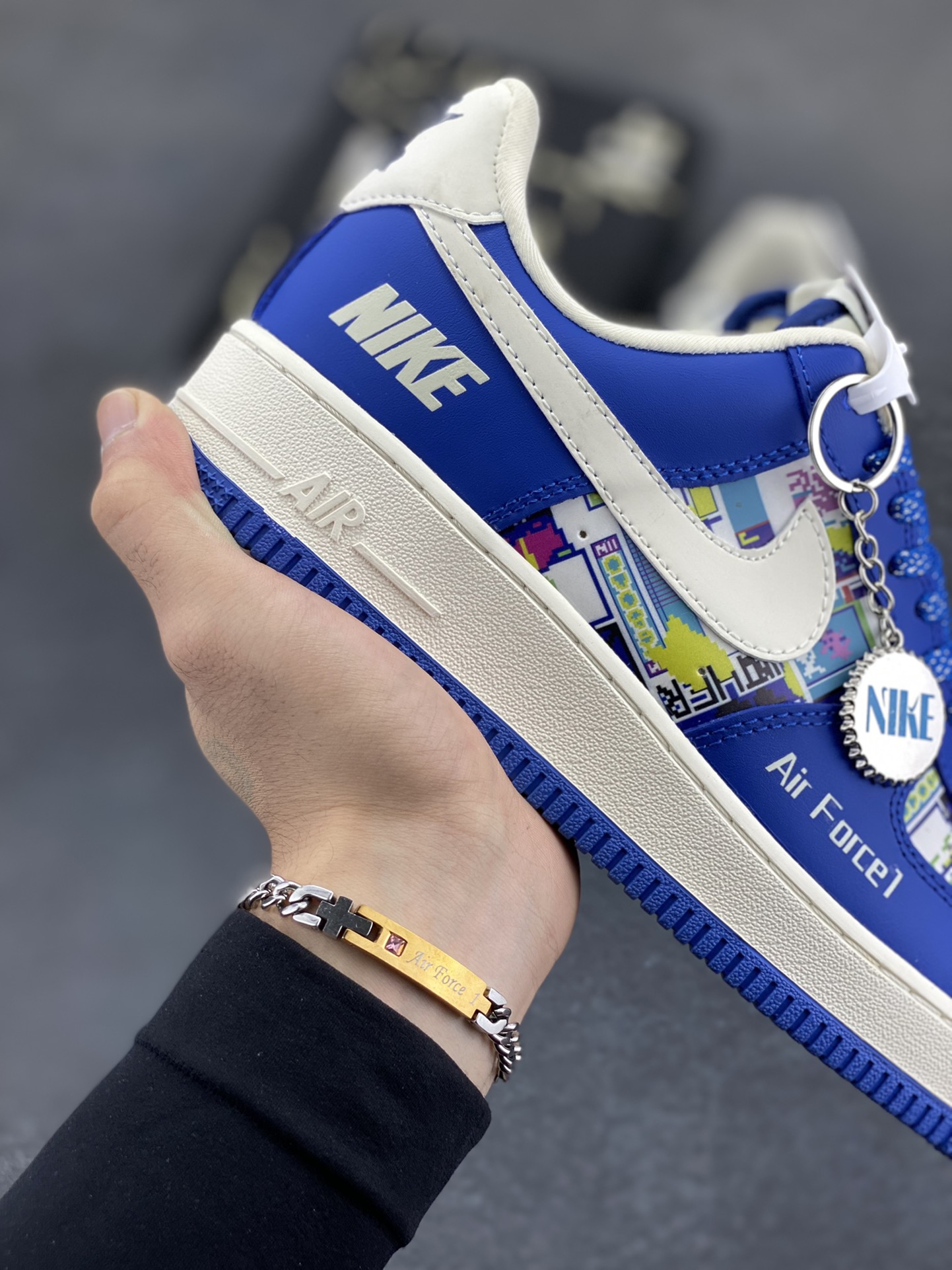 图片[6]-Nike Air Force 1 \’07 Low “NIKE联名——双拼蓝白勾”空军一号 低帮 运动鞋 休闲鞋 折边针车 工艺难度大 原楦头原纸板 原装鞋盒 定制五金配件 内置全掌气垫 原厂鞋底 货号：KJ1688-009 尺码：36 36.5 37.5 38 38.5 39 40 40.5 41 42 42.5 43 44 44.5 45-选品中心