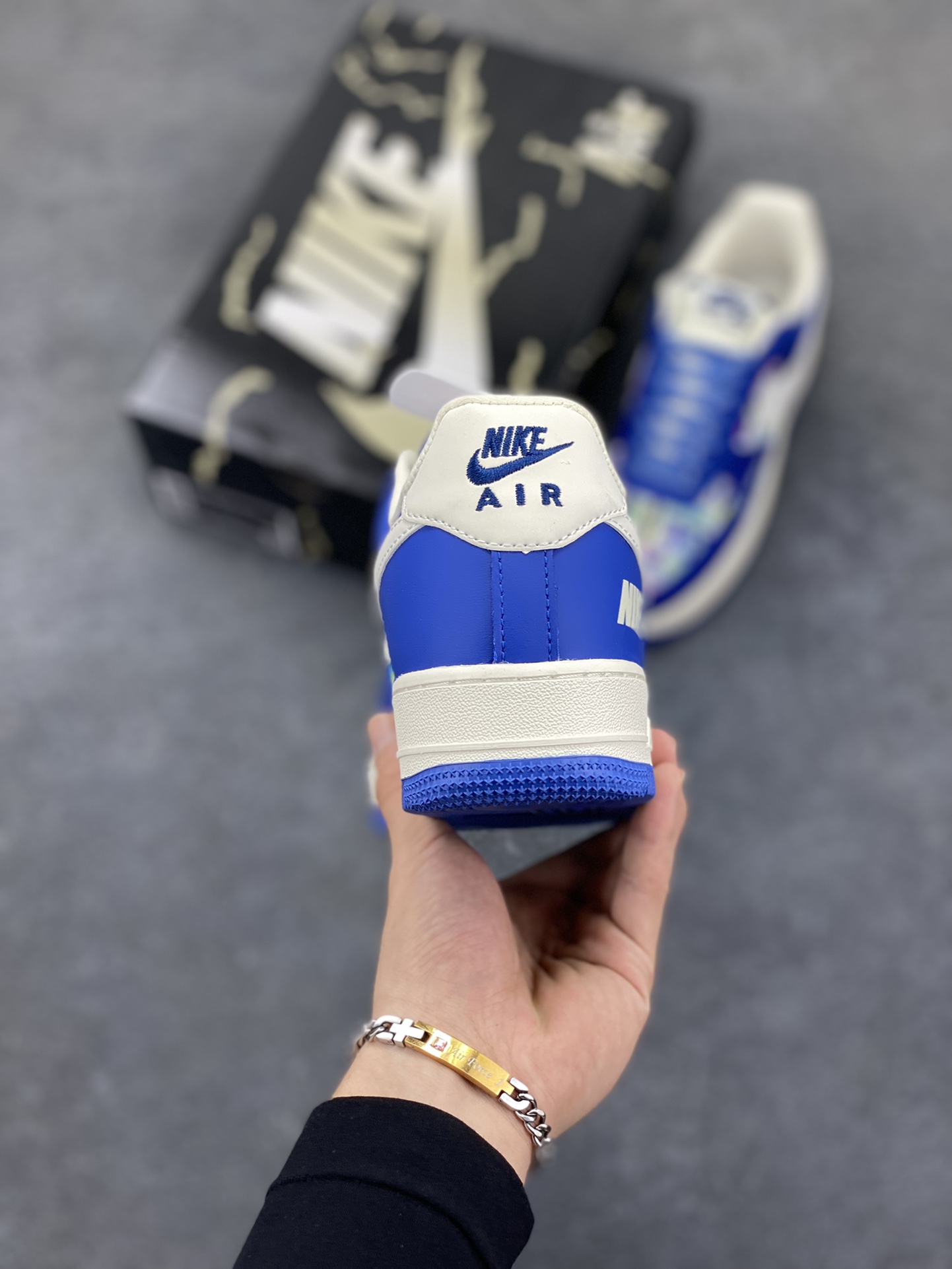 图片[4]-Nike Air Force 1 \’07 Low “NIKE联名——双拼蓝白勾”空军一号 低帮 运动鞋 休闲鞋 折边针车 工艺难度大 原楦头原纸板 原装鞋盒 定制五金配件 内置全掌气垫 原厂鞋底 货号：KJ1688-009 尺码：36 36.5 37.5 38 38.5 39 40 40.5 41 42 42.5 43 44 44.5 45-选品中心