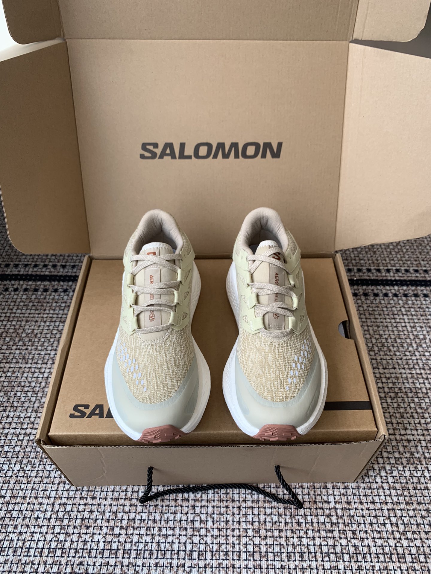 NO:511809,SALOMON 3rd generation AERO GLIDE 3 GRVL upper GRVL version is more woven, and the outer pressing glue also has the effect of anti-fouling and water splashing. It is very breathable. The toe and midfoot are wider. It can be adapted to more feet. High elastic half-inner boot tongue. The front section is sewn with the upper. The tongue collar is also elastic and closed. For outdoor design, effectively preventing sand and gravel. Shoelace. Hard flat thread design. Hard Harbor Treasure. Medium strength. Honeycomb reflector. Full sponge filling. Insole. 4MM. ORTHOIiTE molded foot pad. Outsole. Off-white supercritical foam popcorn material. The technological outsole is as comfortable and elastic as if worn on a sponge. The GRVL version uses V-shaped tooth flowers with better mountain grip. Size 35-45 (female 40.  Men's 45 customized, no return or exchange), casual shoes/sports, boots, sneakers19860909SALOMON 萨洛蒙 第三代 AERO GLIDE 3 GRVL 鞋面 GRVL版本编织更加紧密、外侧的压胶也有防污防泼水的功效 透气性很好 鞋头和中足较宽 可以适配更多脚型 高弹半内靴鞋舌 前段与鞋面缝合 鞋舌领也是弹力收口设计 针对户外设计 有效防止砂石的进入  鞋带 硬质扁平螺纹设计 内有硬质港宝 中等强度 蜂窝反光片 海绵填充足  鞋垫 4MM ORTHOIiTE模压脚垫 大底 米白色超临界发泡爆米花材质 科技大底就像穿在海绵上一样舒服且有弹性 GRVL版本采用的是山地抓地更好的V型齿花 码数35-45（女40. 男45定做不退换）,休闲鞋/运动鞋,boots,sneakers,Women's Shoes