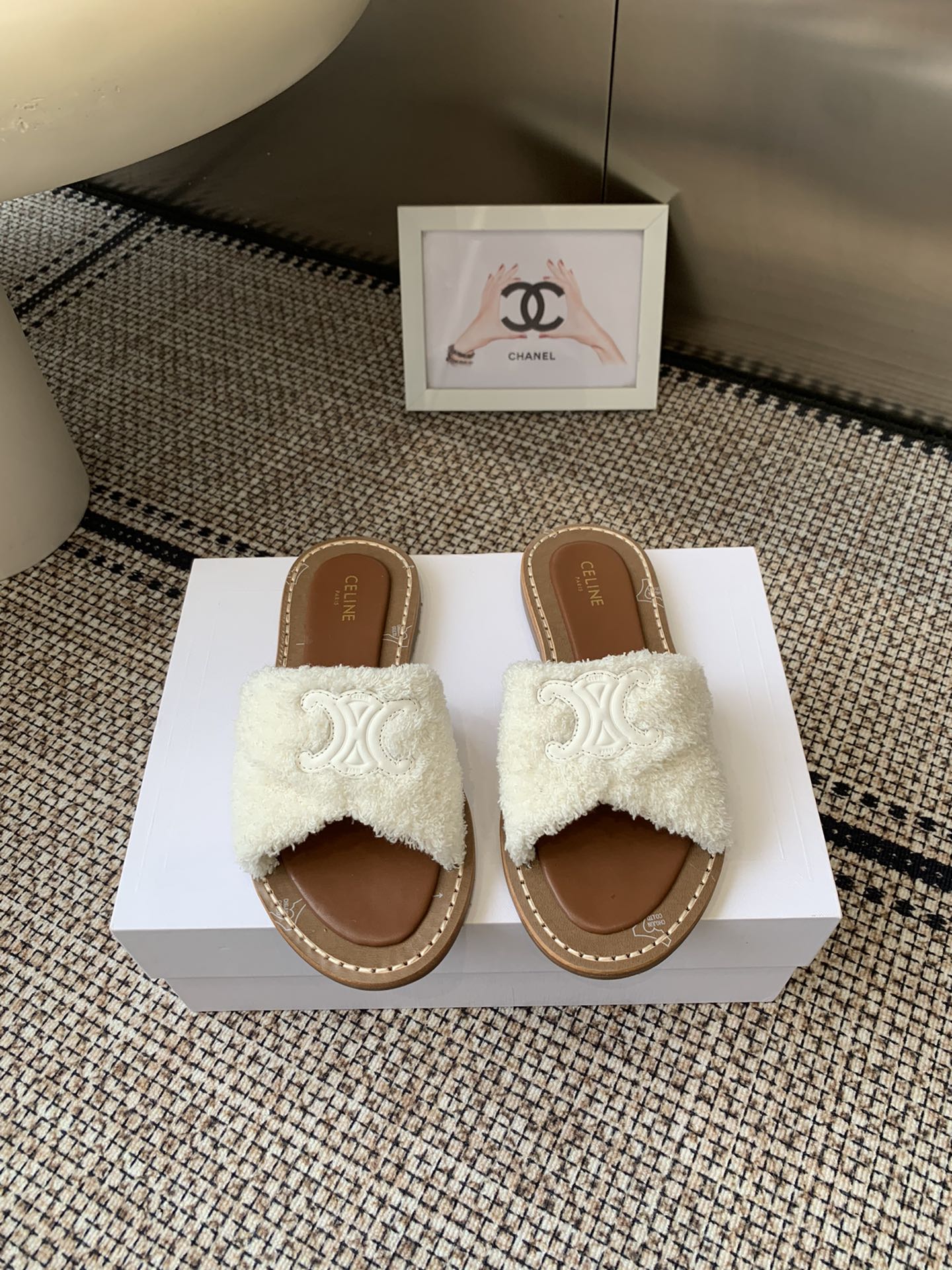 NO:511831,CELINE 25ss new Arc de Triomphe British style flat-soled micro-label wool slippers Simple, atmospheric and fashionable, unpredictable, it is the classic of the fashion circle that never fades away. Retro British style allows you to wear a different temperament. Original imported wool fabric, inner lining, genuine leather midsole, original raw rubber outsole, size 35-42 (40 41 42 custom made, no return or exchange), fur shoes, celine, slippers, cowhide19860909CELINE塞琳 25ss新款 凯旋门英伦风平底微标羊毛拖鞋 简约大气时髦 耐看不过时 是时尚圈永不退潮的经典所在 复古的英伦风格 让你穿出不一样的气质 面料原版进口羊毛 内里牛皮内里 真皮中底 原版生胶大底 码数35-42（40 41 42订做不退换）,毛毛鞋拖鞋,celine,slippers,cowhide,Women's Shoes