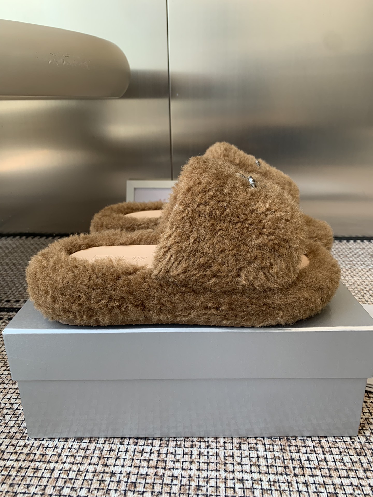 Fashionable Thick Bottom Slippers with Metal Logo and TPU Bottom, Sizes 35-40 - 图片 2