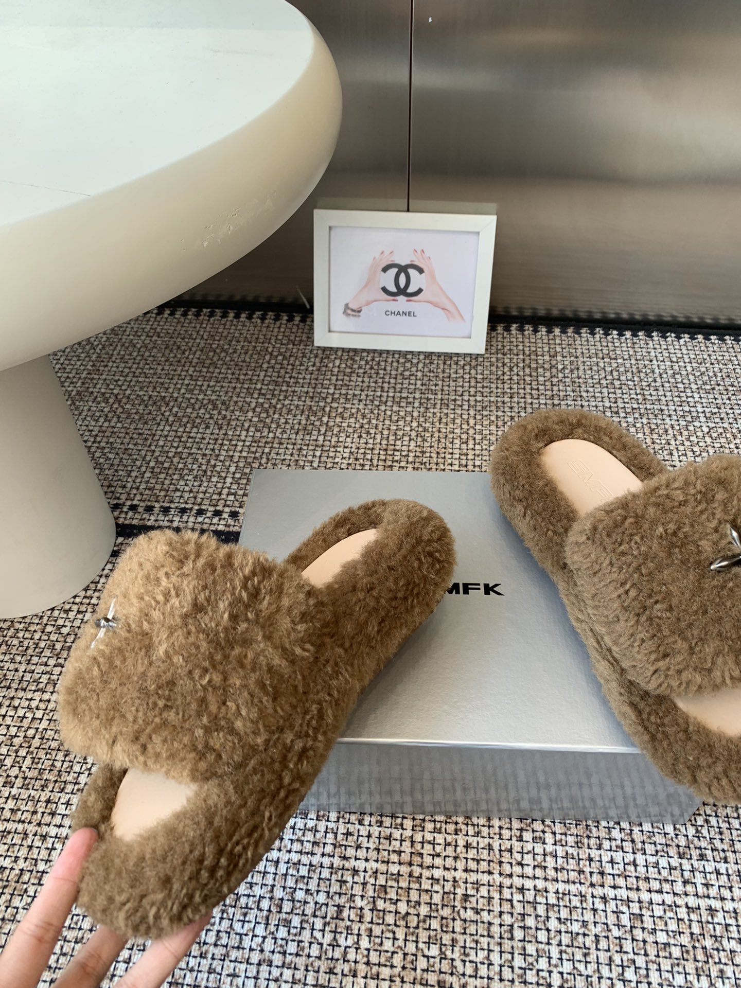 Fashionable Thick Bottom Slippers with Metal Logo and TPU Bottom, Sizes 35-40 - 图片 4