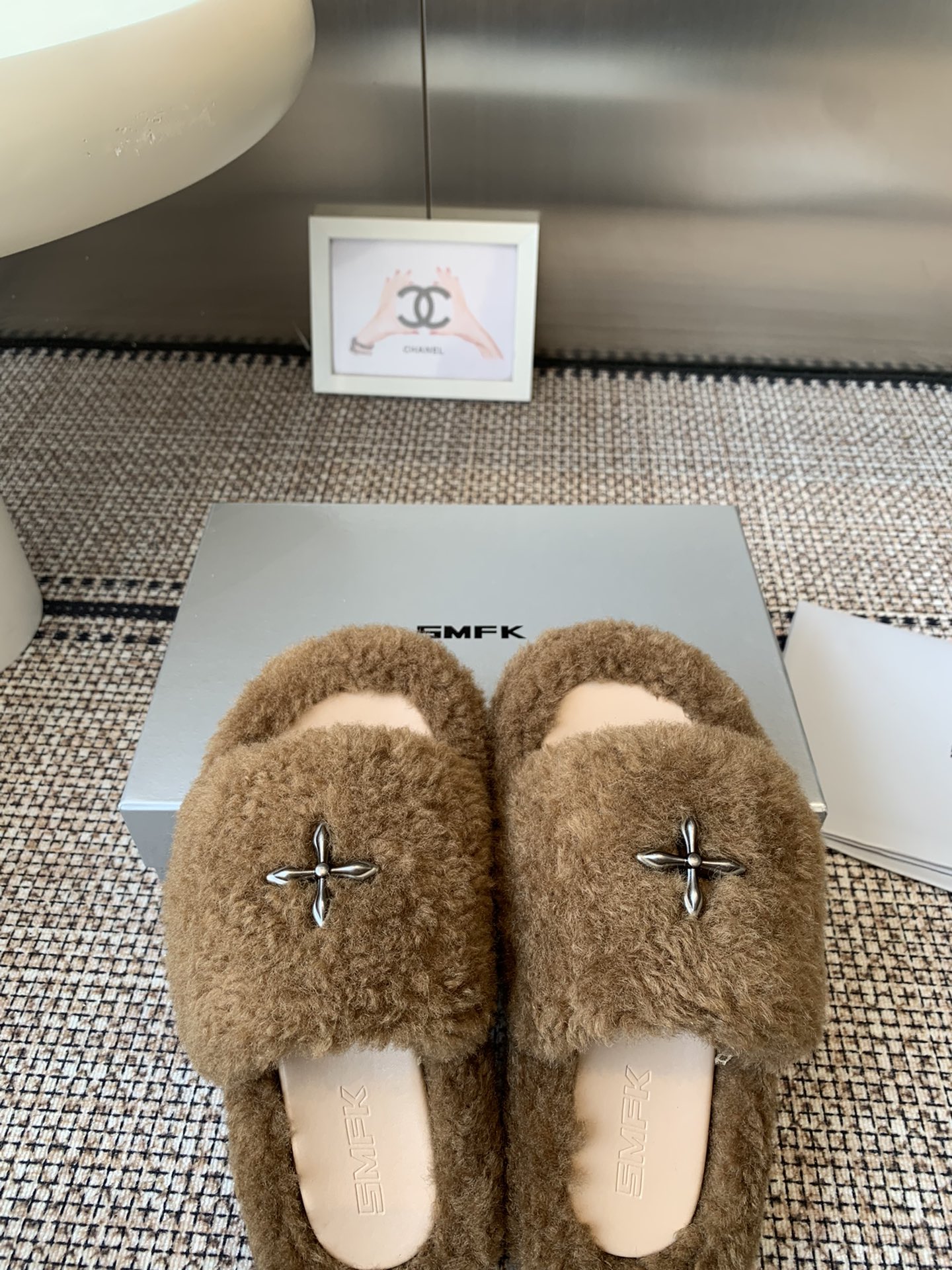 Fashionable Thick Bottom Slippers with Metal Logo and TPU Bottom, Sizes 35-40 - 图片 3