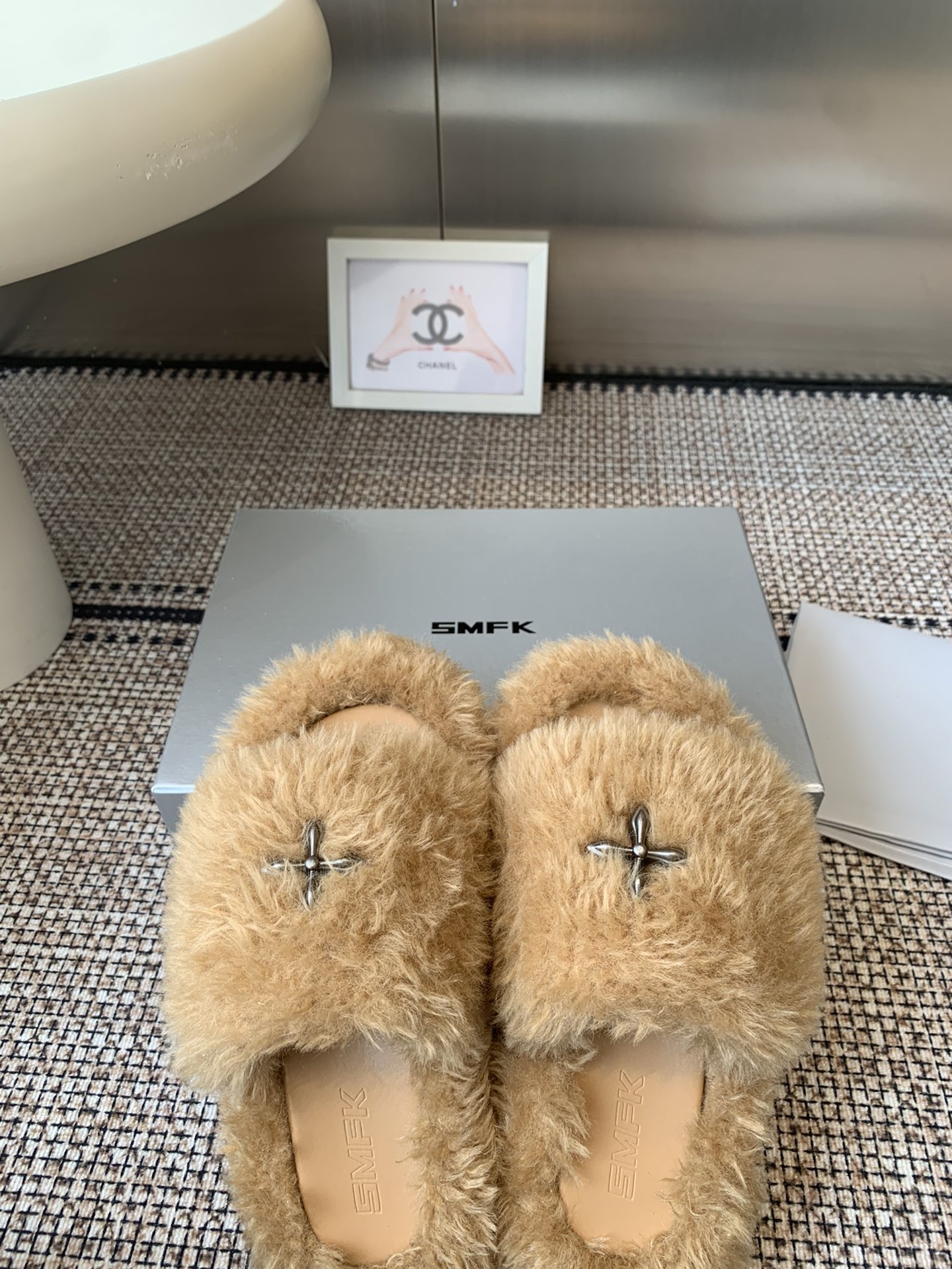 “552 SMFK Thick Bottom Slippers: Stylish, Comfortable, and Free” - 图片 3