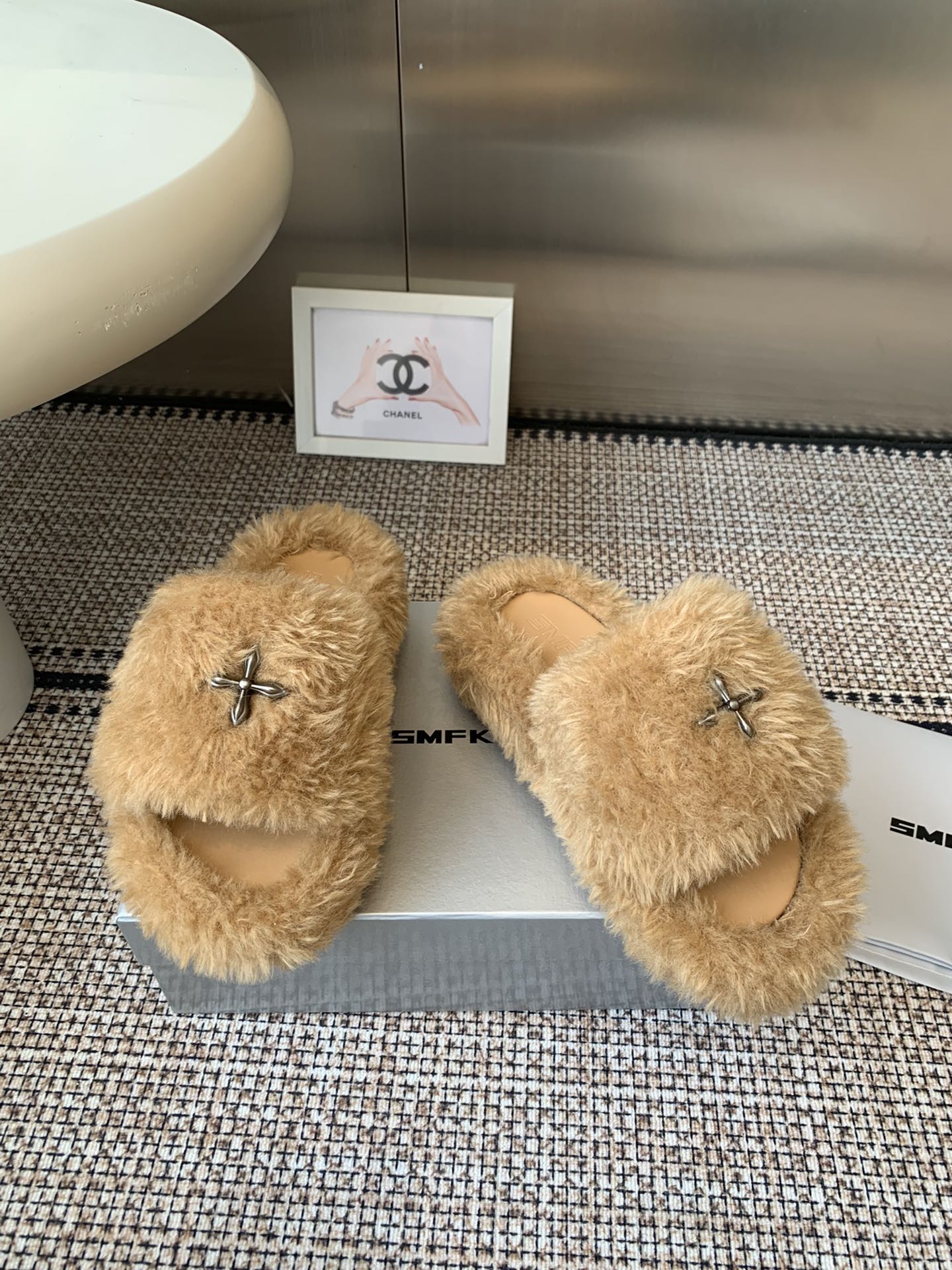 “552 SMFK Thick Bottom Slippers: Stylish, Comfortable, and Free” - 图片 8