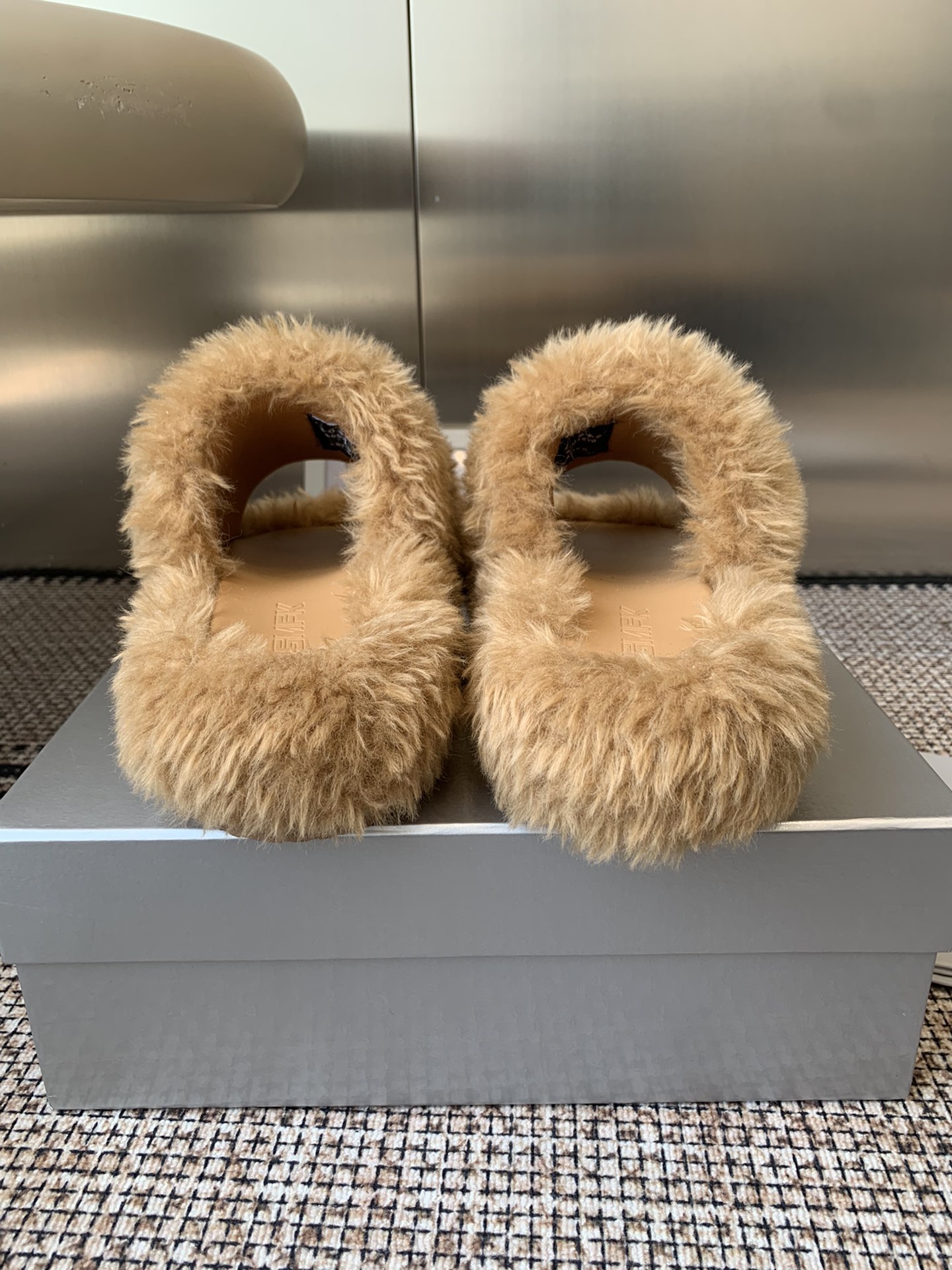 “552 SMFK Thick Bottom Slippers: Stylish, Comfortable, and Free” - 图片 9