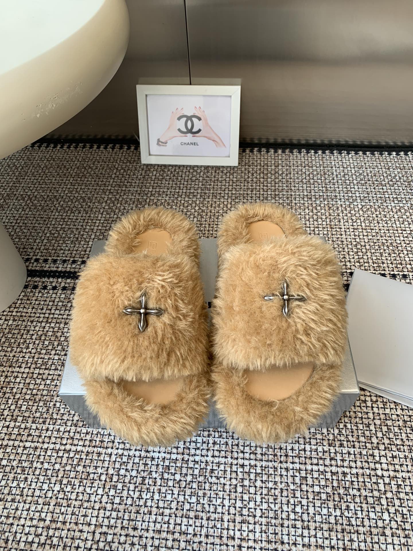 “552 SMFK Thick Bottom Slippers: Stylish, Comfortable, and Free”