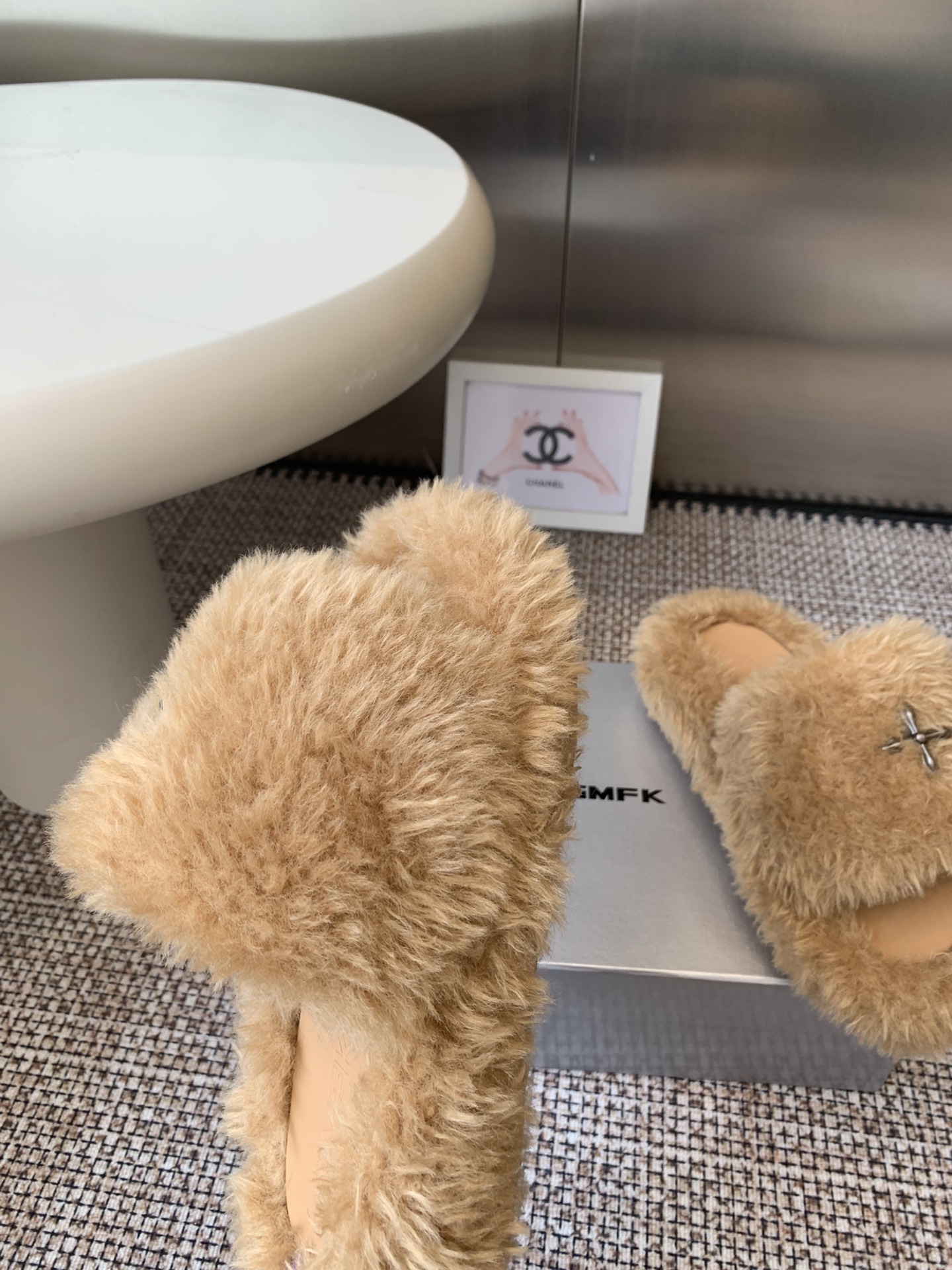 “552 SMFK Thick Bottom Slippers: Stylish, Comfortable, and Free” - 图片 7
