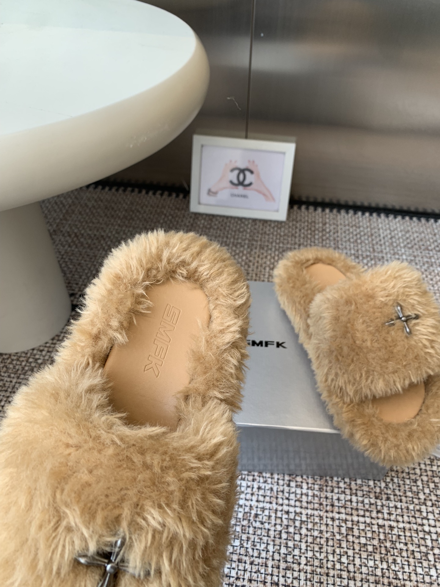 “552 SMFK Thick Bottom Slippers: Stylish, Comfortable, and Free” - 图片 5