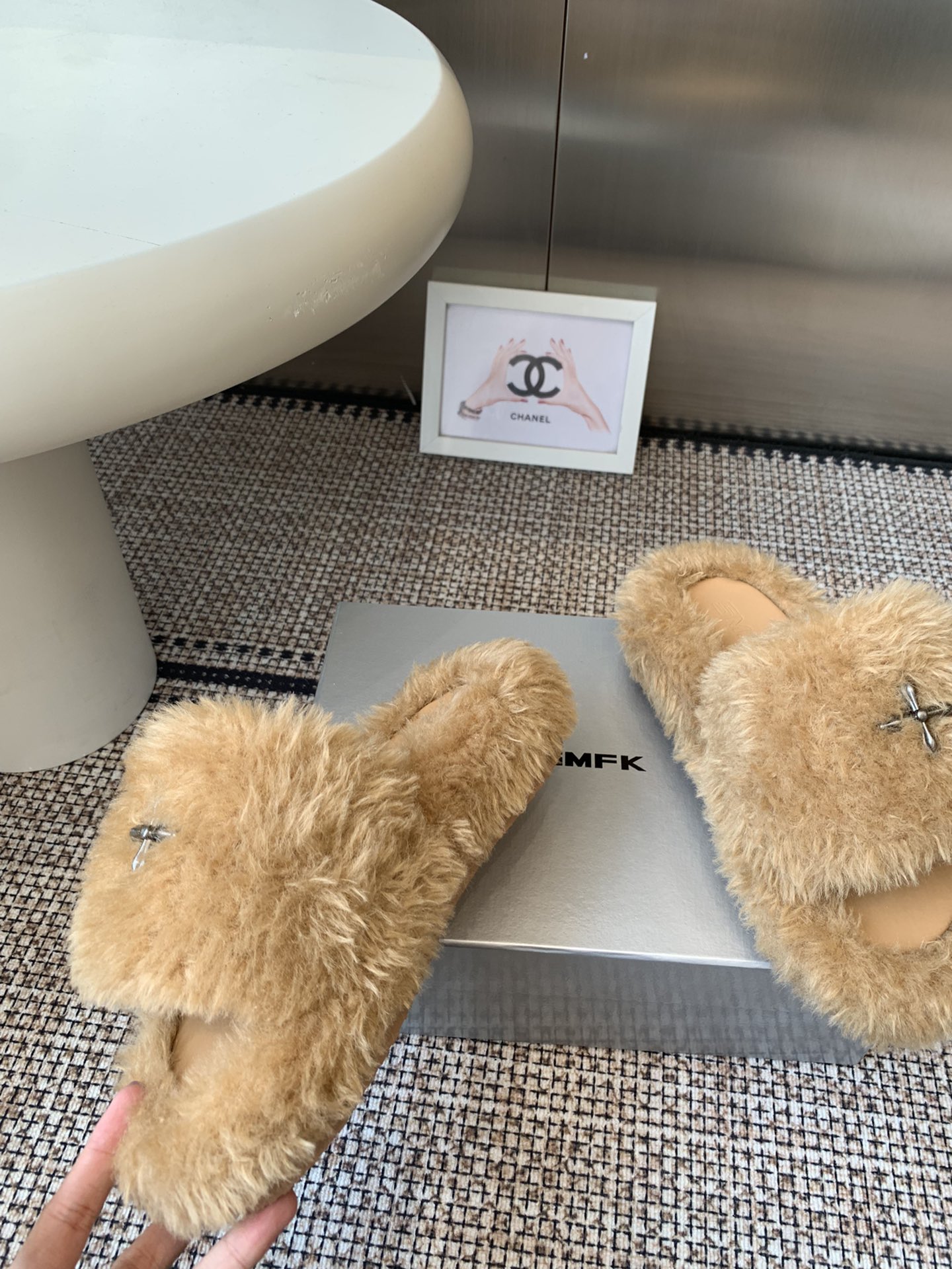 “552 SMFK Thick Bottom Slippers: Stylish, Comfortable, and Free” - 图片 4