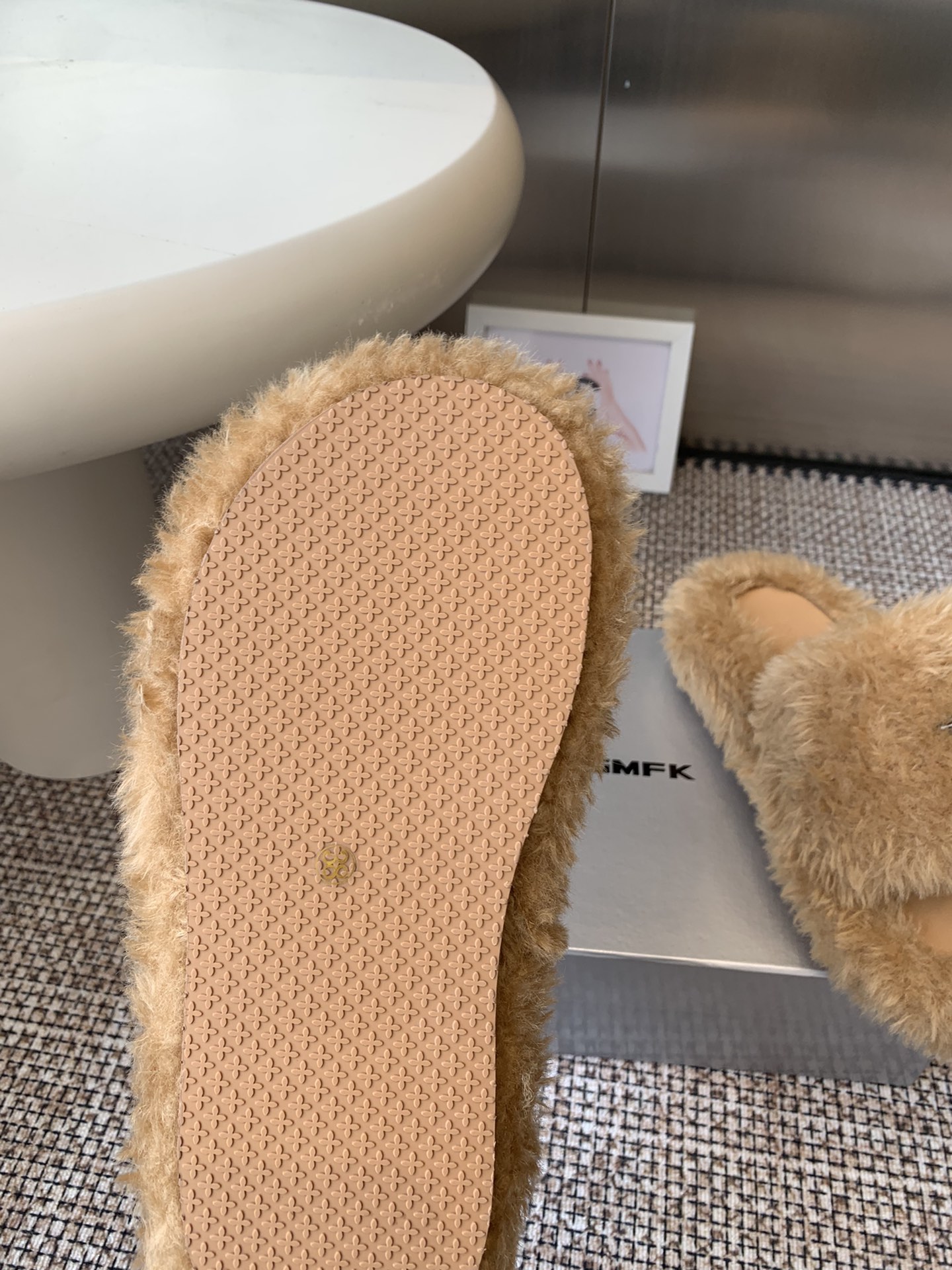 “552 SMFK Thick Bottom Slippers: Stylish, Comfortable, and Free” - 图片 6