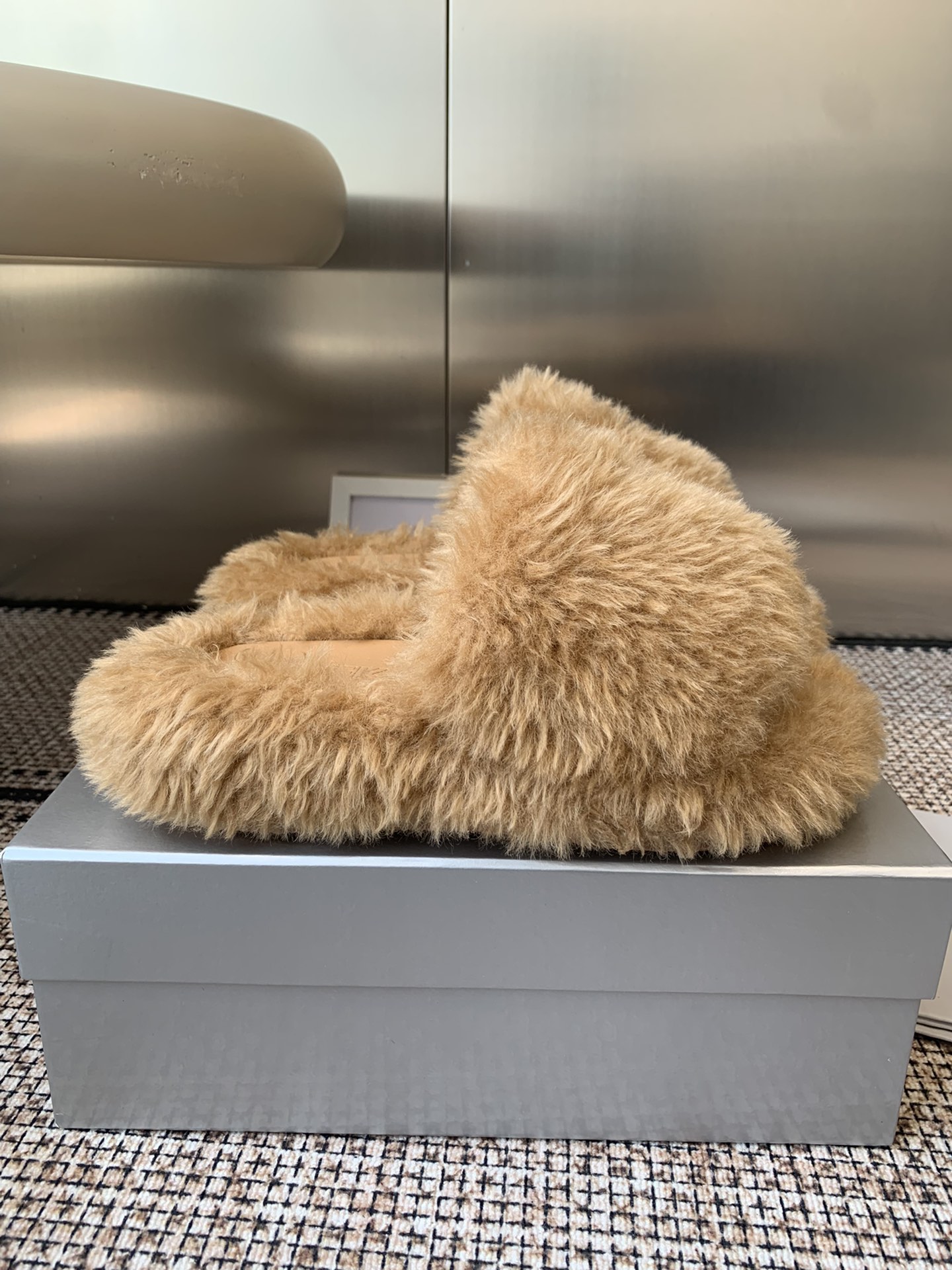 “552 SMFK Thick Bottom Slippers: Stylish, Comfortable, and Free” - 图片 2