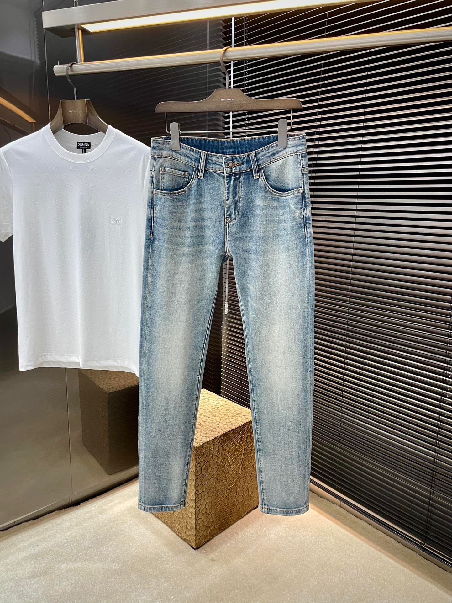 NO:492174,P Givenchy- (Givenchy) 2025 spring and summer new jeans imported from Italian haute couture denim fabrics Fashion and casual Regular style Micro-stretch fabrics The fabric is comfortable and soft, breaking through the feel of conventional denim fabrics, not stuffy, and excellent comfort. It is free and versatile. It is washed for a long time and does not deform. The upper body effect is excellent. The elegant and elegant tailoring, the design is constantly innovating, but it always maintains a noble and elegant style and taste. The charm of fashion. The small straight piece of the style is fashionable. The counter number is 29-38 (37), given , given , given , given , jeans, alexander wang19860909P  Givenchy-（纪梵希）2025春夏季新款牛仔裤 进口意大利高定牛仔面料 时尚休闲 常规版型 微弹力面料 面料舒适柔软,突破常规牛仔的面料手感,不闷热,舒适感极佳.随意百搭 久洗不变形 上身效果极佳.大方优雅的剪裁,设计不断创新却始终保持着高贵优雅的风格和品位 演绎时尚魅惑 版型小直筒 时尚佳品 专柜码数 29-38（37）,,givenchy,givenchy,jeans,alexander wang,Men's clothing