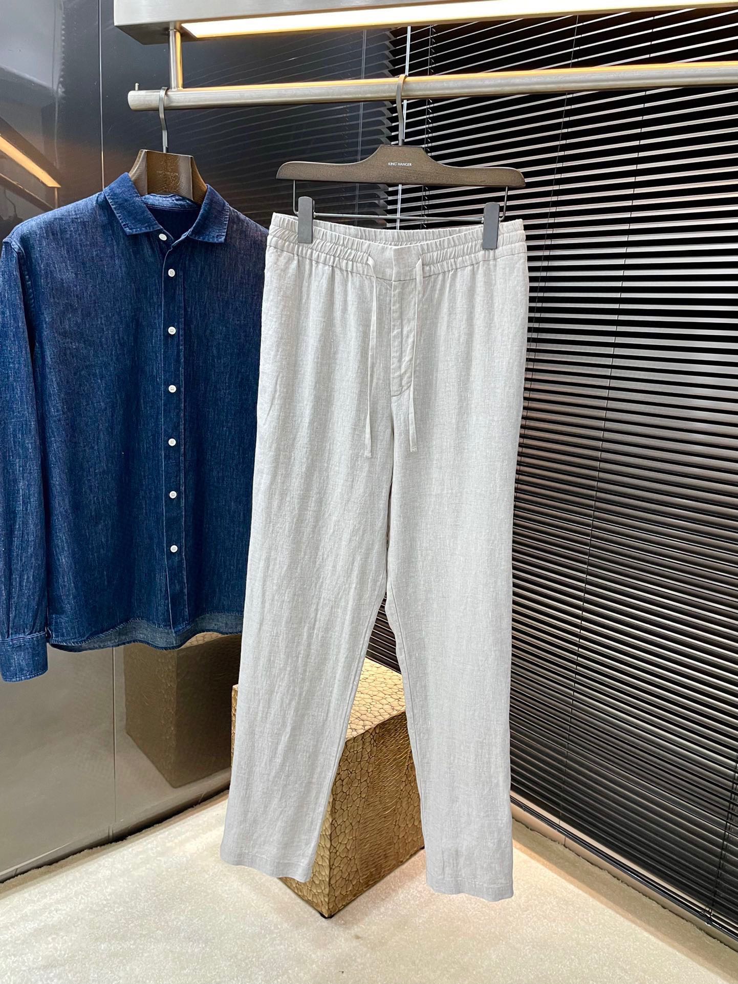 NO:492184,P Burberry- (Burberry) 2025 spring and summer new style, the latest linen drawstring casual pants, these trousers are made of linen fabric, original 1:1 development, soft and delicate fabric, zipper access control, elastic drawstring waist design, linen fabric makes you more comfortable to wear, and is the best choice for summer crisp clothing. Highly recommended!  Count 46 48 50 52, burberry, burberry, alexander wang19860909P Burberry-（巴宝莉）2025春夏新款,最新亚麻抽绳休闲裤,这款长裤采用亚麻面料制作而成,原版1:1开发,面料柔软细腻,拉链门禁,松紧抽绳腰头设计,亚麻面料让您穿着更加舒适,是夏日挺括衣装的不二之选.强烈推荐！码数 46 48 50 52,,burberry,burberry,alexander wang,Men's clothing