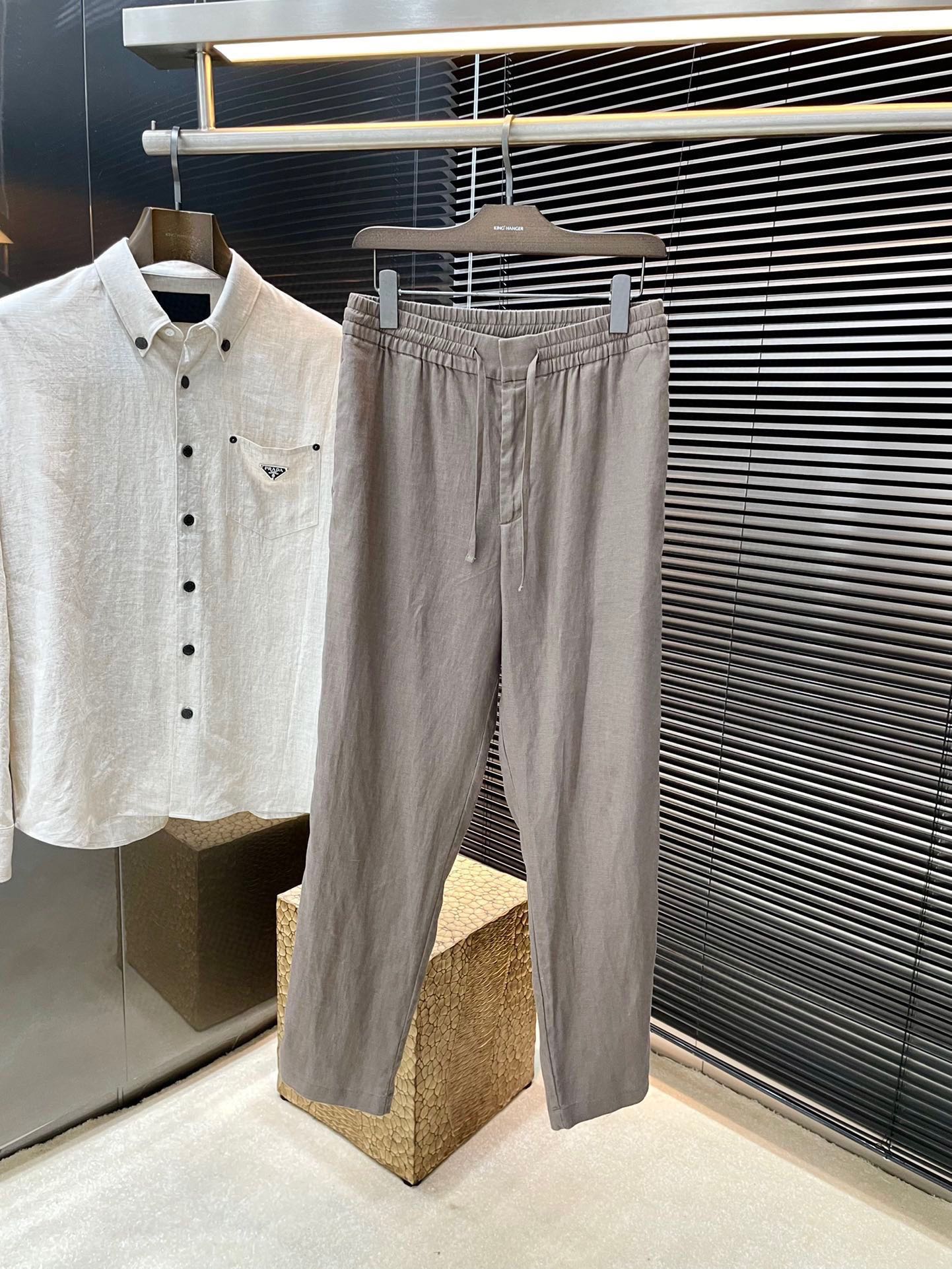 NO:488875,P Burberry- (Burberry) 2025 spring and summer new style, the latest linen drawstring casual pants, these trousers are made of linen fabric, original 1:1 development, soft and delicate fabric, zipper access control, elastic drawstring waist design, linen fabric makes you more comfortable to wear, and is the best choice for summer crisp clothing. Highly recommended!  Count 46 48 50 52, burberry, burberry, alexander wang19860909P Burberry-（巴宝莉）2025春夏新款,最新亚麻抽绳休闲裤,这款长裤采用亚麻面料制作而成,原版1:1开发,面料柔软细腻,拉链门禁,松紧抽绳腰头设计,亚麻面料让您穿着更加舒适,是夏日挺括衣装的不二之选.强烈推荐！码数 46 48 50 52,,burberry,burberry,alexander wang,Men's clothing