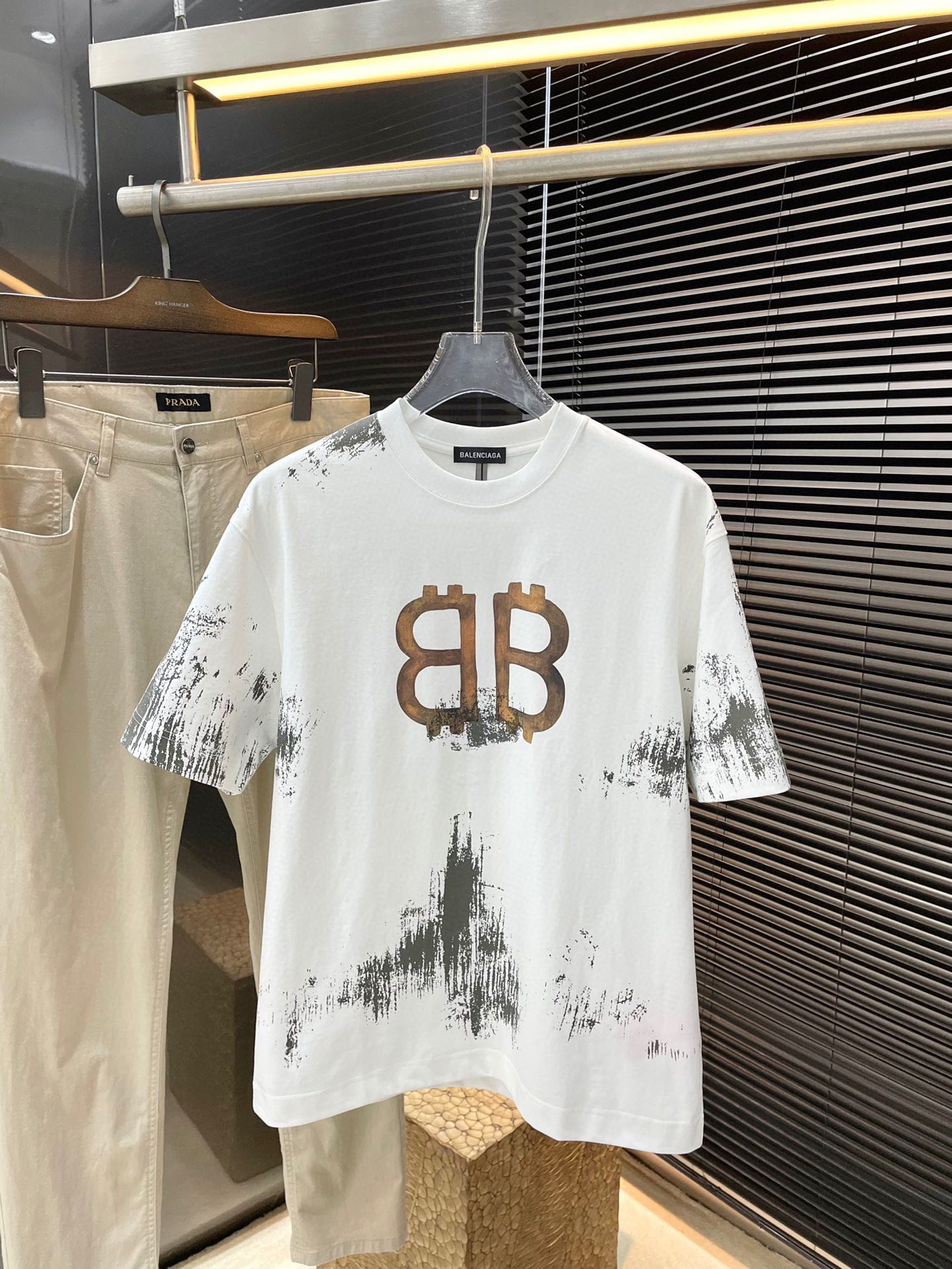 NO:488885,P Balenciaga- (Balenciaga) series VIP high-end customization 2025 spring and summer new short-sleeved versatile styles anyone can easily control. Fully customized fabrics, first-class high-end Solona combed long-length cotton fabric. The fabric feels soft and the upper body is comfortable and soft. The simple style is very classy, ​​simple and unique. The style is very exquisite, and the style is very exquisite, showing the aura, and it will highlight the exquisiteness of casual men!  Size M-3XL, balenciaga, balenciaga, T-shirt, alexander wang19860909P  Balenciaga-（巴黎世家）系列 VIP高级定制 2025春夏季新款短袖 百搭款式 任何人都可以轻松驾驭 面料全订制 高定一等品索罗娜精梳长绒棉面料 面料手感柔软,上身舒适柔软 简约的款式非常显档次,简约个性时尚,版型剪裁非常精致,显气场,又会凸显休闲男士的精致！尺码 M-3XL,,balenciaga,balenciaga,T-shirt,alexander wang,Men's clothing