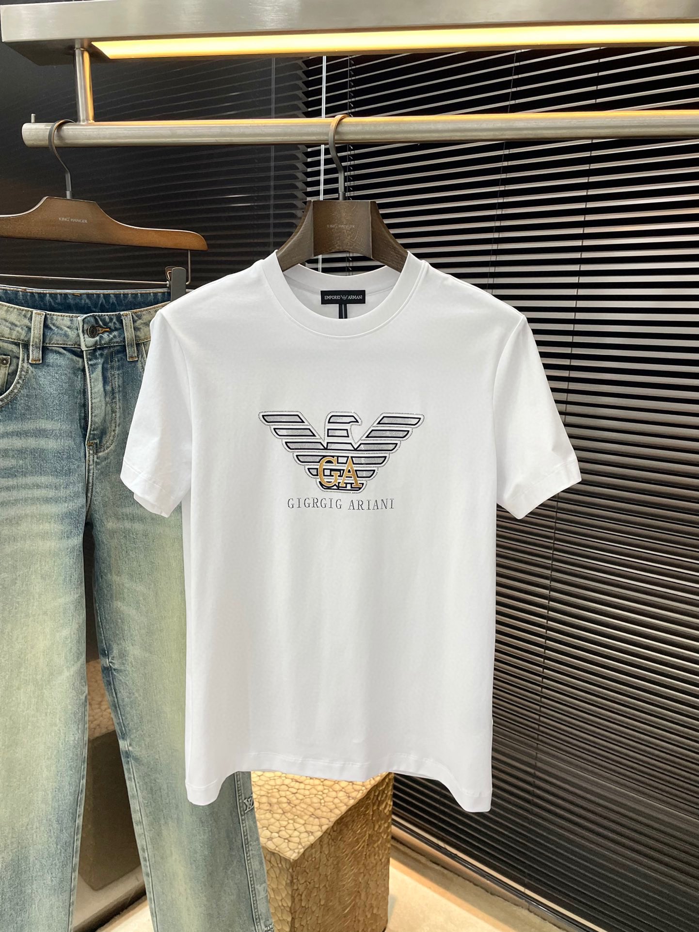 NO:488892,P EmporioArmin- (Armani) series VIP high-end customization 2025 spring and summer new short-sleeved style versatile styles anyone can easily control. Fully customized fabrics, high-quality first-class ammonia cotton fabric. The fabric feels soft and the upper body is comfortable and soft. The simple style is very classy, ​​simple and unique, and the style is very exquisite. The tailoring is very exquisite, showing the aura, and it will highlight the exquisiteness of business men!  Size M-3XL, Armani, T-shirt,alexander wang19860909P  EmporioArmin-（阿玛尼）系列 VIP高级定制 2025春夏季新款短袖 百搭款式 任何人都可以轻松驾驭 面料全订制 高定一等品氨爽棉面料 面料手感柔软,上身舒适柔软 简约的款式非常显档次,简约个性时尚,版型剪裁非常精致,显气场,又会凸显商务男士的精致！尺码 M-3XL,,armani,T-shirt,alexander wang,Men's clothing