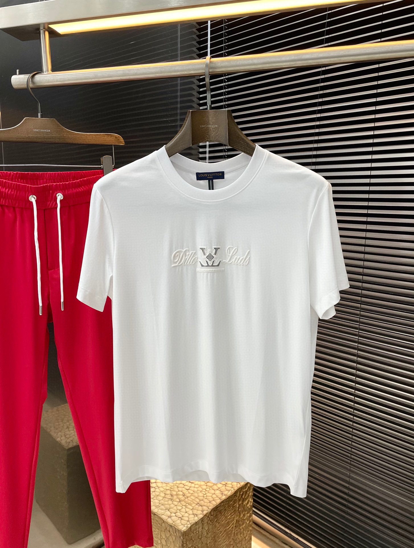 NO:488897,P LOUIS VUITTON series VIP high-end customization 2025 spring and summer new short-sleeved style versatile styles anyone can easily control. Fully customized fabrics, high-quality first-class cool soft cotton modal fabric. The fabric feels soft and comfortable and soft on the upper body. The simple style is very classy, ​​simple and unique and fashionable. The style is very exquisite, showing the aura, and it will highlight the exquisiteness of business men!  Size M-3XL, louis vuitton,louis vuitton,t-shirt,alexander wang19860909P  LOUIS VUITTON（路易威登）系列 VIP高级定制 2025春夏季新款短袖 百搭款式 任何人都可以轻松驾驭 面料全订制 高定一等品爽柔棉莫代尔面料 面料手感柔软,上身舒适柔软 简约的款式非常显档次,简约个性时尚,版型剪裁非常精致,显气场,又会凸显商务男士的精致！尺码 M-3XL,,louis vuitton,louis vuitton,T-shirt,alexander wang,Men's clothing