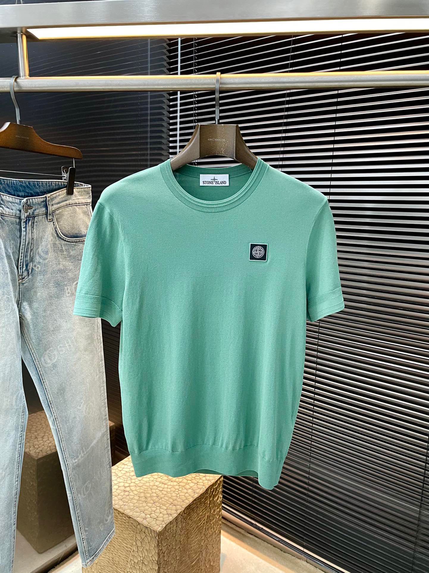 NO:488904,P STONE ISLAN (Stone Island) series VIP high-end customization 2025 spring and summer new short-sleeved style versatile styles anyone can easily control. Fully customized fabrics, high-quality first-class Yilite fabrics. The fabric feels soft and the upper body is comfortable and soft. The simple style is very classy, ​​simple and unique, and the style is very exquisite. The tailoring is very exquisite, showing the aura, and it will highlight the exquisiteness of business men!  Size M-3XL, T-shirt,alexander wang19860909P  STONE ISLAN（石头岛）系列 VIP高级定制 2025春夏季新款短袖 百搭款式 任何人都可以轻松驾驭 面料全订制 高定一等品伊力特面料 面料手感柔软,上身舒适柔软 简约的款式非常显档次,简约个性时尚,版型剪裁非常精致,显气场,又会凸显商务男士的精致！尺码 M-3XL,,T-shirt,alexander wang,Men's clothing