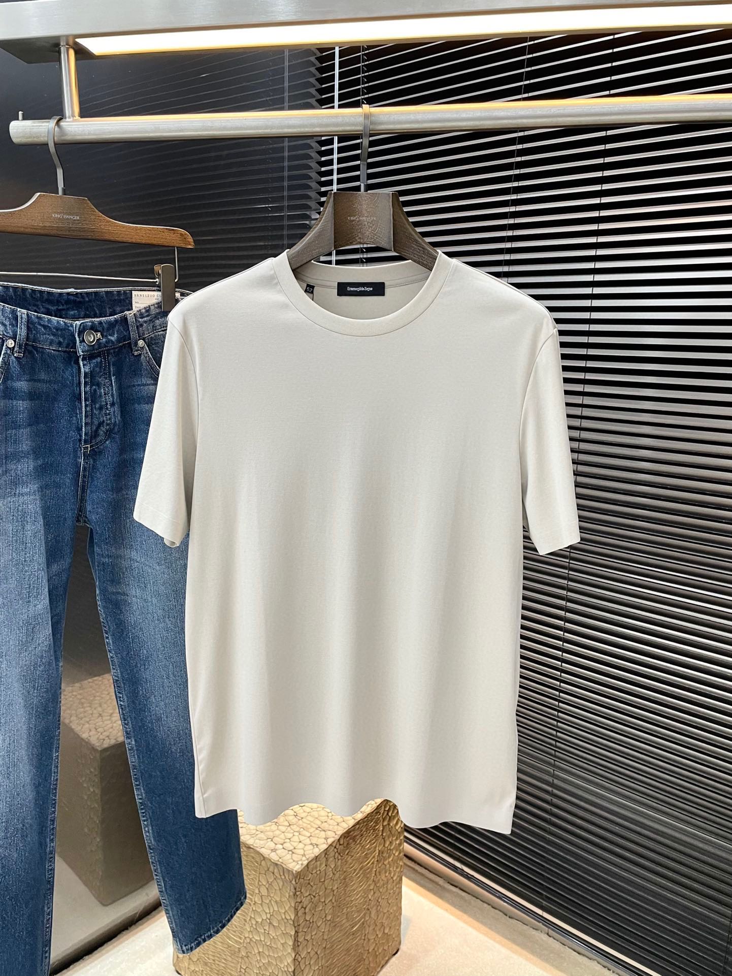 NO:488911,P Z Zegna- (Jegna) series VIP high-end customization 2025 spring and summer new short-sleeved versatile styles anyone can easily control. Fully customized fabrics, high-quality first-class long-length cotton fabric. The fabric feels soft and the upper body is comfortable and soft. The simple style is very classy, ​​simple and unique, and the style is very exquisite. The tailoring is very exquisite, showing the aura, and it will highlight the exquisiteness of business men!  Size M-3XL, zegna, T-shirt, alexander wang19860909P  Z Zegna-（杰尼亚）系列 VIP高级定制 2025春夏季新款短袖 百搭款式 任何人都可以轻松驾驭 面料全订制 高定一等品长绒棉面料 面料手感柔软,上身舒适柔软 简约的款式非常显档次,简约个性时尚,版型剪裁非常精致,显气场,又会凸显商务男士的精致！尺码 M-3XL,,zegna,T-shirt,alexander wang,Men's clothing