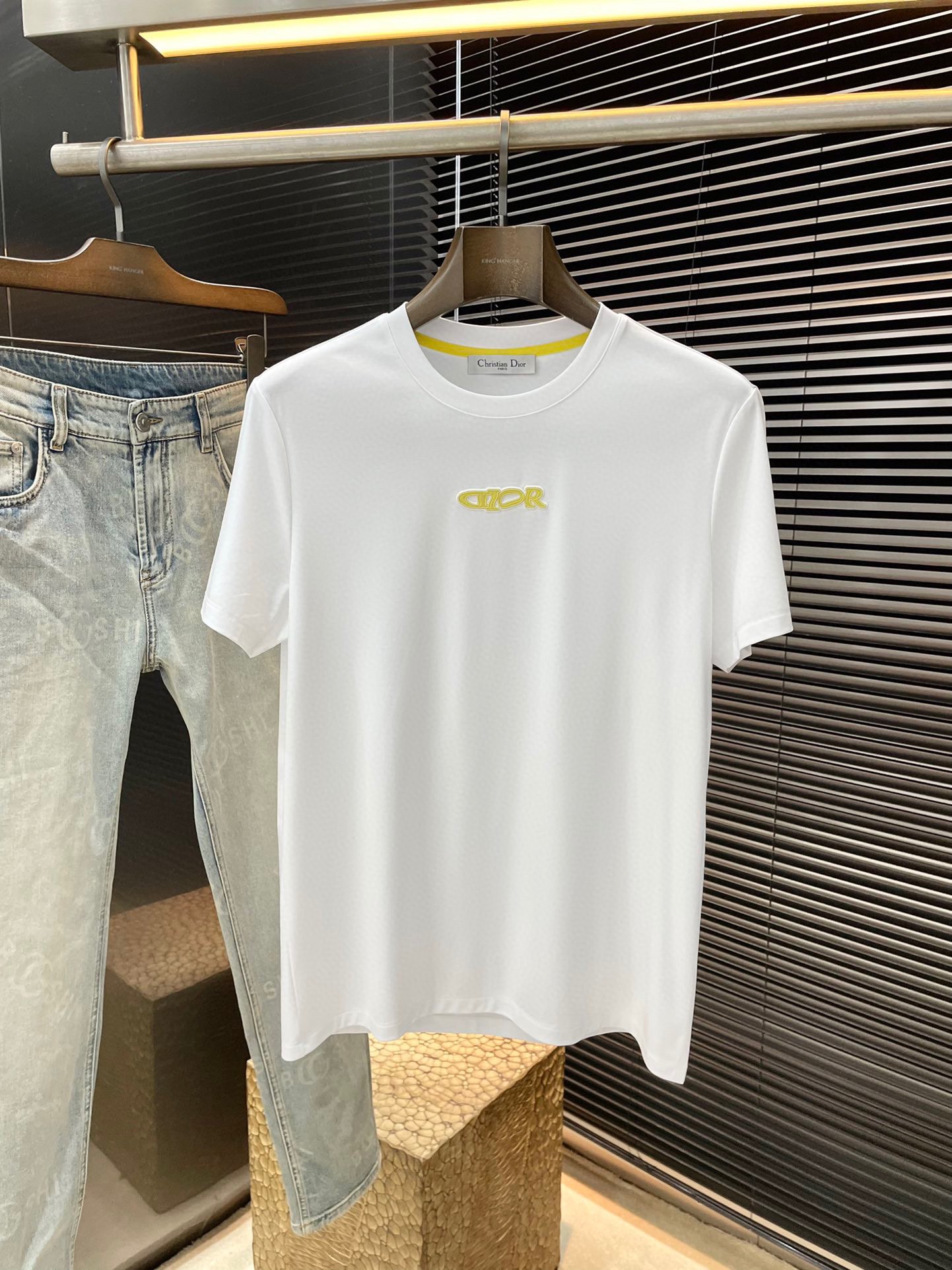 NO:488918,P Dior- (Dior) series VIP high-end customization 2025 new short-sleeved versatile styles, anyone can easily control the fabric. Fully customized craftsmanship, high-quality mulberry silk Tendon Silk Silk Sort Modal fabric. The fabric feels soft and the upper body is comfortable and soft. The simple style is very classy, ​​simple and unique, and the style is very exquisite. It shows the aura and highlights the exquisiteness of business men!  Size M-3XL,,dior,dior,T-shirt,alexander wang19860909P  Dior-（迪奥）系列 VIP高级定制 2025新款短袖 百搭款式 任何人都可以轻松驾驭 面料全订制工艺 高定一等品桑蚕丝天丝兰精莫代尔面料 面料手感柔软,上身舒适柔软 简约的款式非常显档次,简约个性时尚,版型剪裁非常精致,显气场,又会凸显商务男士的精致！尺码 M-3XL,,dior,dior,T-shirt,alexander wang,Men's clothing