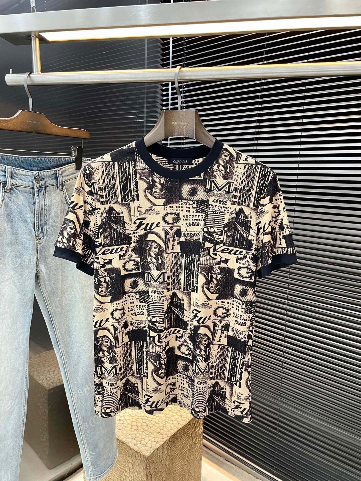 NO:488925,P Gucci series VIP high-end customization 2025 spring and summer new short-sleeved style versatile styles anyone can easily control. Fully customized fabrics, high-quality jacquard fabrics. The fabric feels soft, digital printing technology, comfortable and soft on the upper body. The simple style is very classy, ​​simple and unique, fashionable, the style is very exquisite, showing the aura, and will highlight the exquisiteness of business men!  Size M-3XL, gucci, gucci, T-shirt, alexander wang19860909P  Gucci（古驰）系列 VIP高级定制 2025春夏季新款短袖 百搭款式 任何人都可以轻松驾驭 面料全订制 高定一等品暗提花面料 面料手感柔软,数码印花工艺,上身舒适柔软 简约的款式非常显档次,简约个性时尚,版型剪裁非常精致,显气场,又会凸显商务男士的精致！尺码 M-3XL,,gucci,gucci,T-shirt,alexander wang,Men's clothing