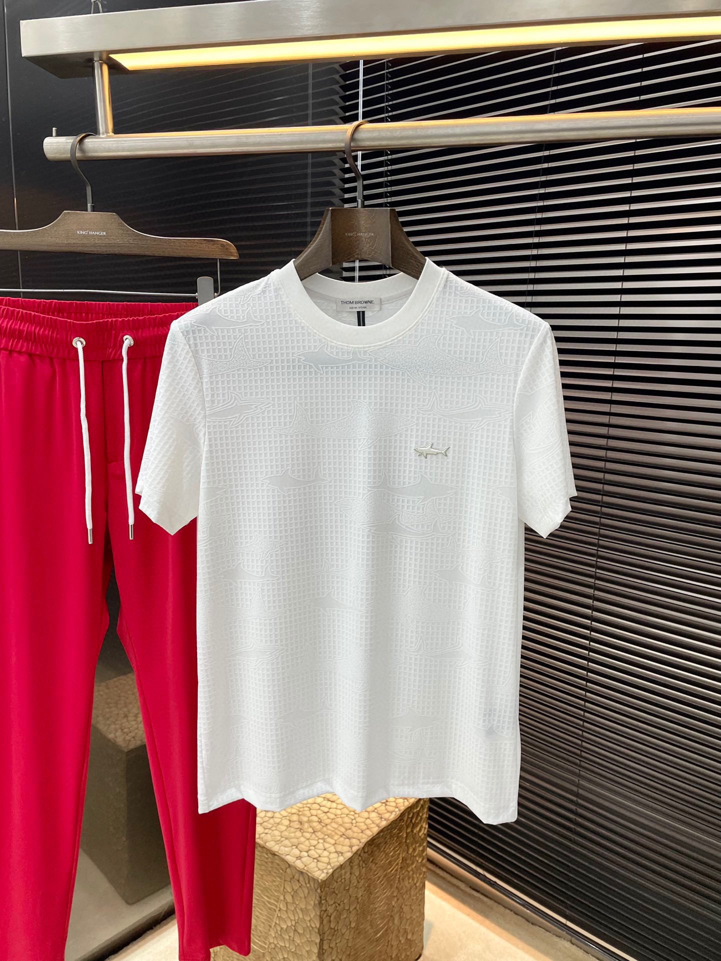 NO:488932,P Thom Brwne- (Tom Brown) series VIP high-end customization 2025 spring and summer new short-sleeved versatile styles anyone can easily control. Fully customized fabrics, high-quality first-class imported Korean embossed jacquard fabric. The fabric feels soft and the upper body is comfortable and soft. The simple style is very classy, ​​simple and unique, and the style is very exquisite. The cut is very exquisite, showing the aura, and it will highlight the exquisiteness of business men!  Size M-3XL, thom browne, T-shirt, alexander wang19860909P  Thom Brwne-（汤姆布朗）系列 VIP高级定制 2025春夏季新款短袖 百搭款式 任何人都可以轻松驾驭 面料全订制 高定一等品韩国进口浮雕提花面料 面料手感柔软,上身舒适柔软 简约的款式非常显档次,简约个性时尚,版型剪裁非常精致,显气场,又会凸显商务男士的精致！尺码 M-3XL,,thom browne,T-shirt,alexander wang,Men's clothing