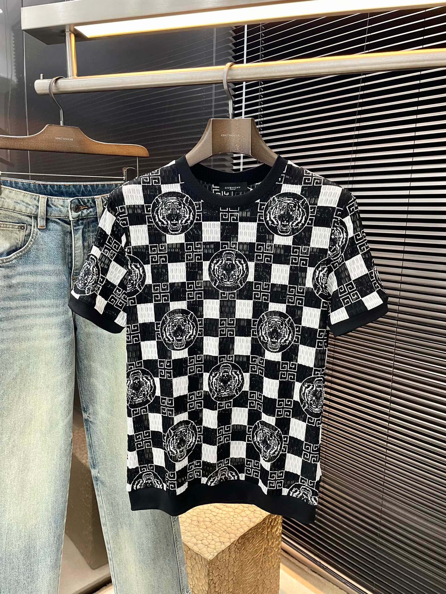 NO:488939,P Givenchy- (Givenchy) series VIP high-end customization 2025 spring and summer new short-sleeved versatile styles anyone can easily control. Fully customized dark jacquard fabrics are fully customized. High-quality nylon fabrics. The fabric feels soft and the upper body is comfortable and soft. The simple style is very classy, ​​simple and unique, and the style is very exquisite. The digital printing process shows the aura and highlights the exquisiteness of business men!  Size M-3XL, given , given , given , given , T-shirt, alexander wang19860909P  Givenchy-（纪梵希）系列 VIP高级定制 2025春夏季新款短袖 百搭款式 任何人都可以轻松驾驭 暗提花面料全订制 高定一等品锦纶面料 面料手感柔软,上身舒适柔软 简约的款式非常显档次,简约个性时尚,版型剪裁非常精致,数码印花工艺,显气场,又会凸显商务男士的精致！尺码 M-3XL,,givenchy,givenchy,T-shirt,alexander wang,Men's clothing