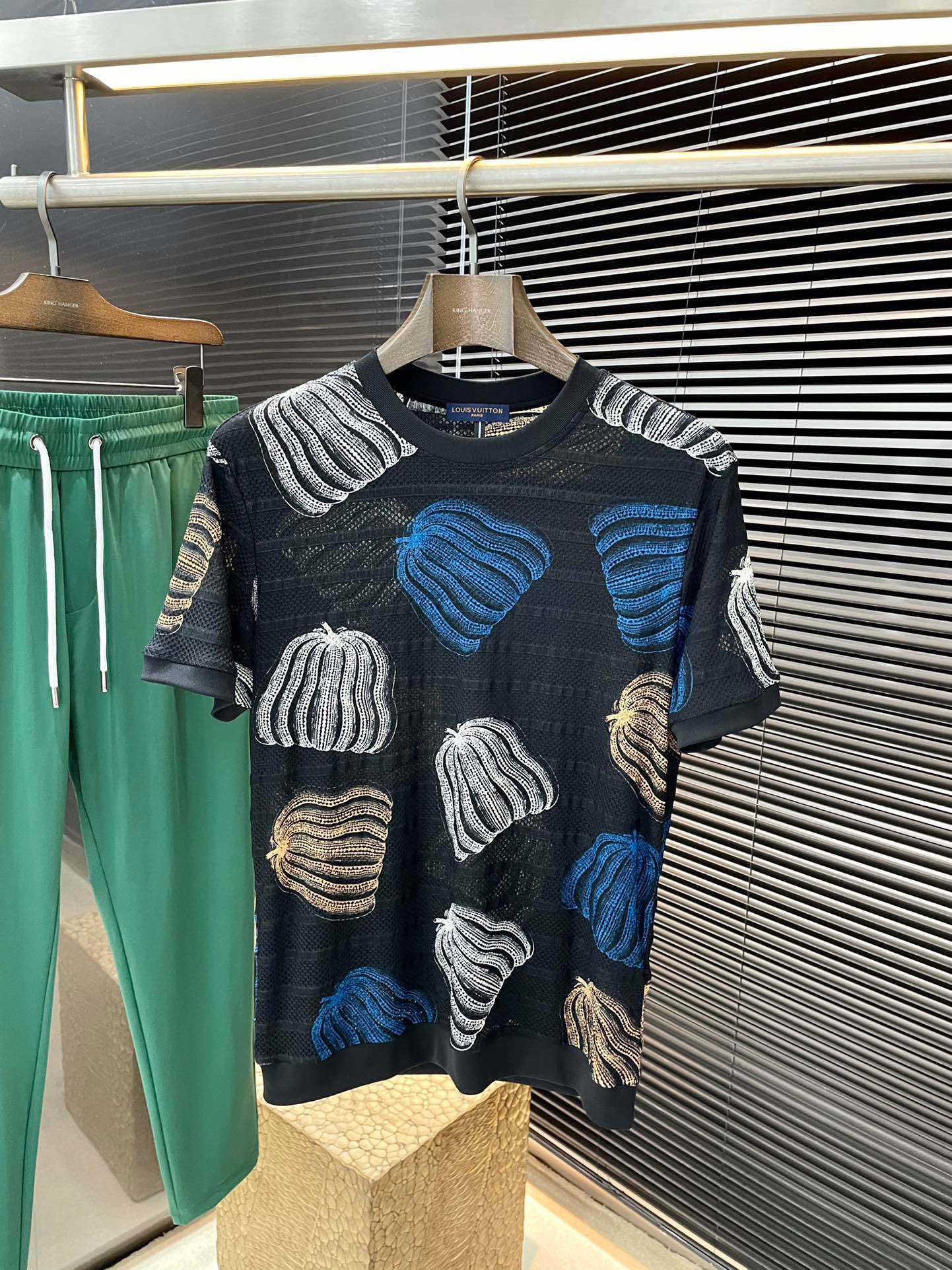 NO:488888,P LOUIS VUITTON series VIP high-end customization 2025 spring and summer new short-sleeved style versatile styles anyone can easily control. Fully customized fabrics, high-quality woven striped fabrics. The fabric feels soft, digital printing technology, comfortable and soft on the upper body. The simple style is very classy, ​​simple and unique, fashionable, the style is very exquisite, showing the aura, and will highlight the exquisiteness of business men!  Size M-3XL, louis vuitton,louis vuitton,t-shirt,alexander wang19860909P  LOUIS VUITTON（路易威登）系列 VIP高级定制 2025春夏季新款短袖 百搭款式 任何人都可以轻松驾驭 面料全订制 高定一等品色织条纹面料 面料手感柔软,数码印花工艺,上身舒适柔软 简约的款式非常显档次,简约个性时尚,版型剪裁非常精致,显气场,又会凸显商务男士的精致！尺码 M-3XL,,louis vuitton,louis vuitton,T-shirt,alexander wang,Men's clothing