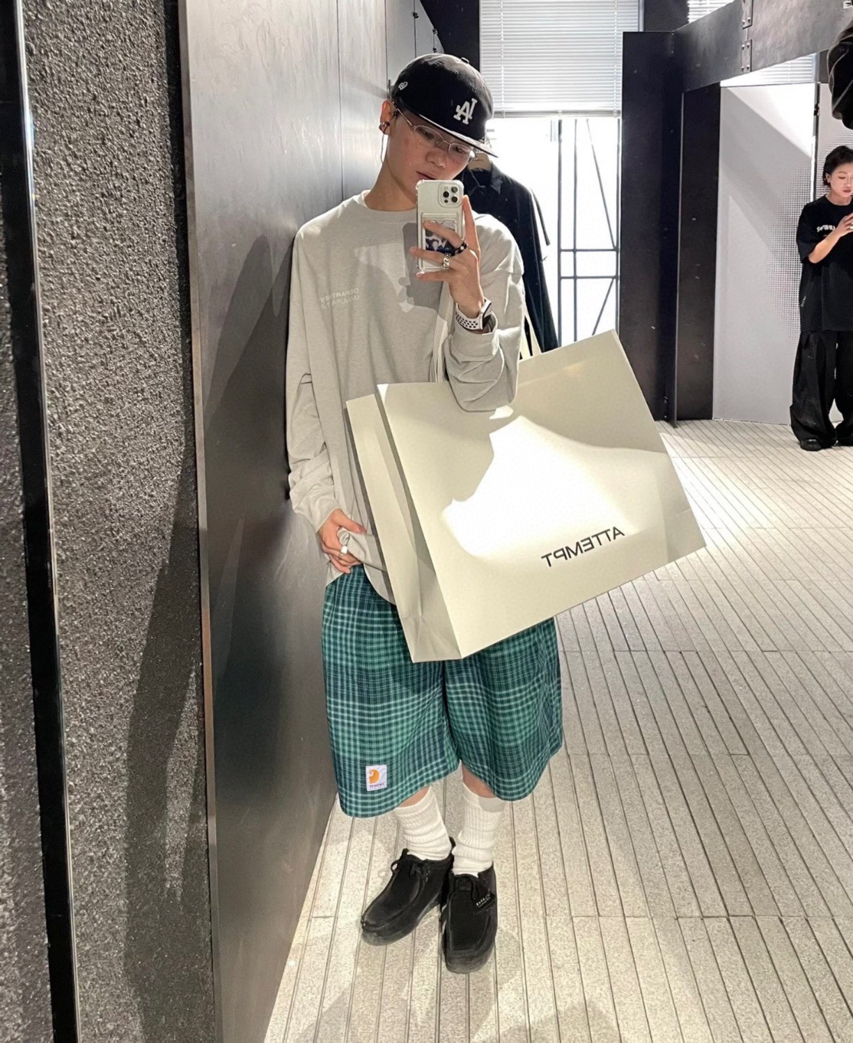 💰85
Carhartt卡哈特 格纹轻薄绣标日系街头慵懒蓝格子休闲中裤五分裤短裤情侣款
Color: 蓝色  Size: M-XL
M 腰围82 臀围122 裤长59 (cm）
L 腰围86 臀围126 裤长60 (cm）
XL 腰围90 臀围130 裤长61 (cm）