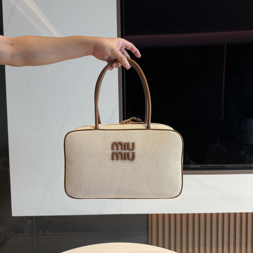 P700 miumi* Beau bolso tote de lona plisada, la belleza de la gran capacidad. Cuando el pragmatismo se encuentra con la…