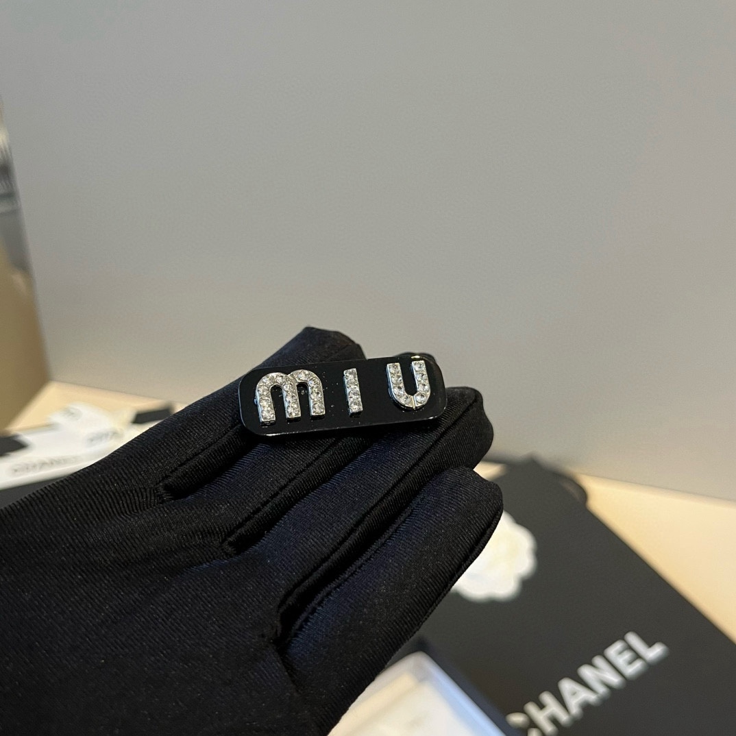 🆕（单个）

miumiu缪缪新款发夹