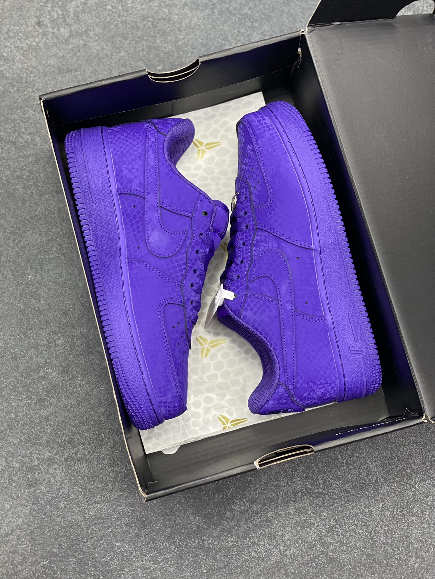 图片[9]-Nike Air Force 1 Low 空军一号低帮百搭休闲运动板鞋。柔软、弹性十足的缓震性能和出色的中底设计，横跨复古与现代的外型结合，造就出风靡全球三十多年的Force 1，直到今天还深受青睐。 货号：IB0018-500 尺码：36 36.5 37.5 38 38.5 39 40 40.5 41 42 42.5 43 44 44.5 45-选品中心