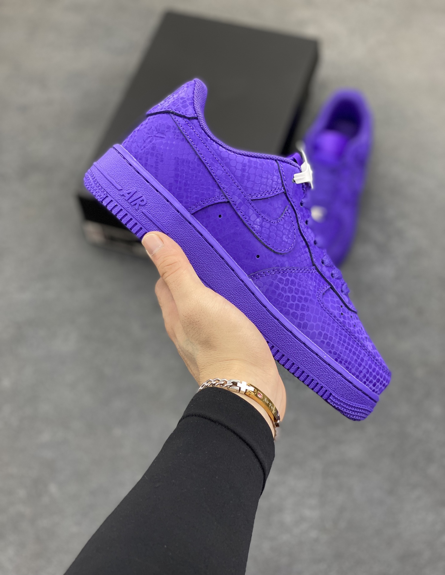 Nike Air Force 1 Low 空军一号低帮百搭休闲运动板鞋。柔软、弹性十足的缓震性能和出色的中底设计，横跨复古与现代的外型结合，造就出风靡全球三十多年的Force 1，直到今天还深受青睐。 货号：IB0018-500 尺码：36 36.5 37.5 38 38.5 39 40 40.5 41 42 42.5 43 44 44.5 45-选品中心