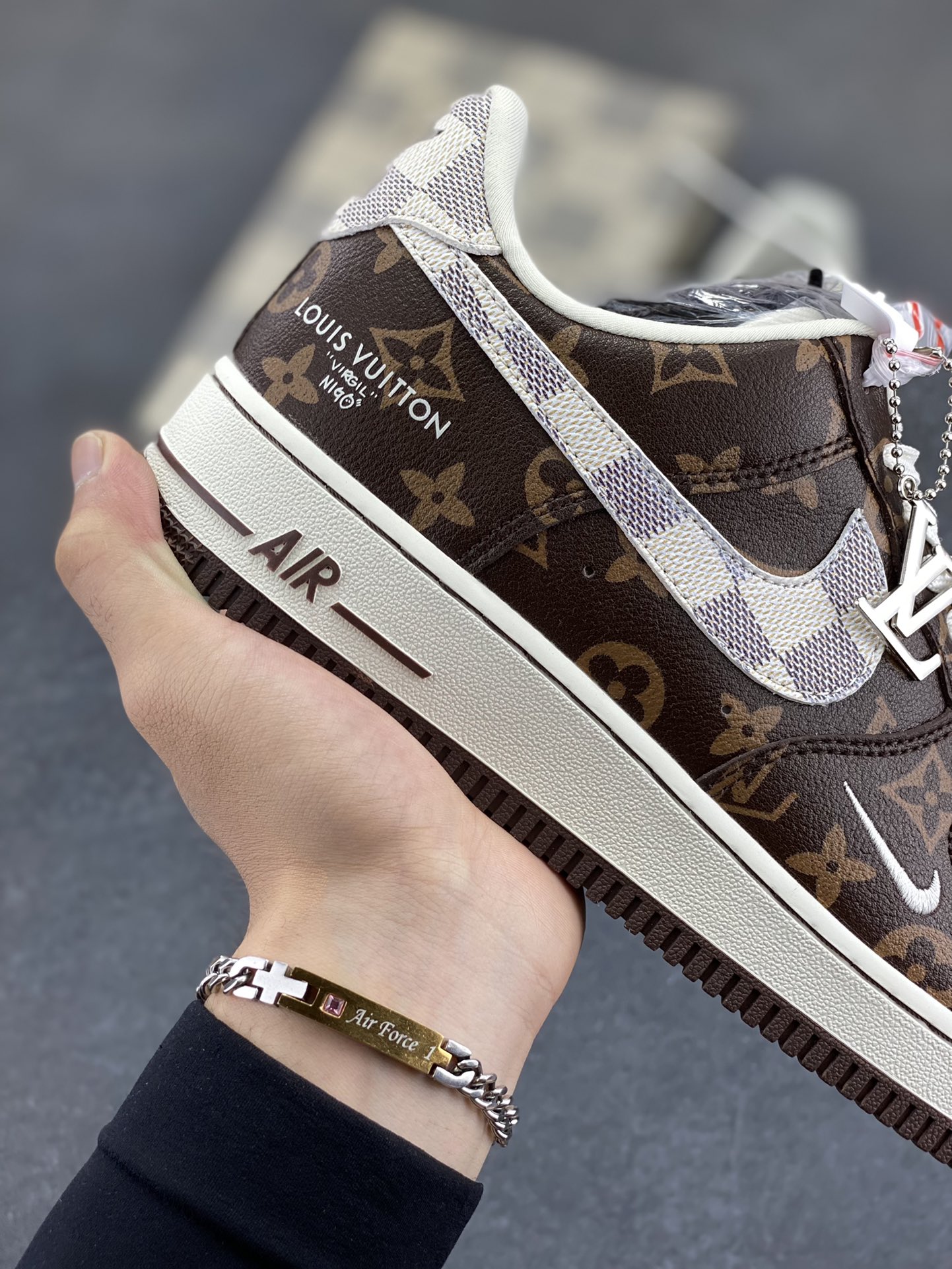 图片[6]-NIke Air Force 1 \’07 Low LV联名–经典咖啡棕 空军一号低帮 运动鞋 休闲鞋 折边针车 工艺难度大 原楦头原纸板 原装鞋盒 原厂鞋底 超高清洁度 细节完美 货号：SC0601-558 尺码：36 36.5 37.5 38 38.5 39 40 40.5 41 42 42.5 43 44 44.5 45-选品中心