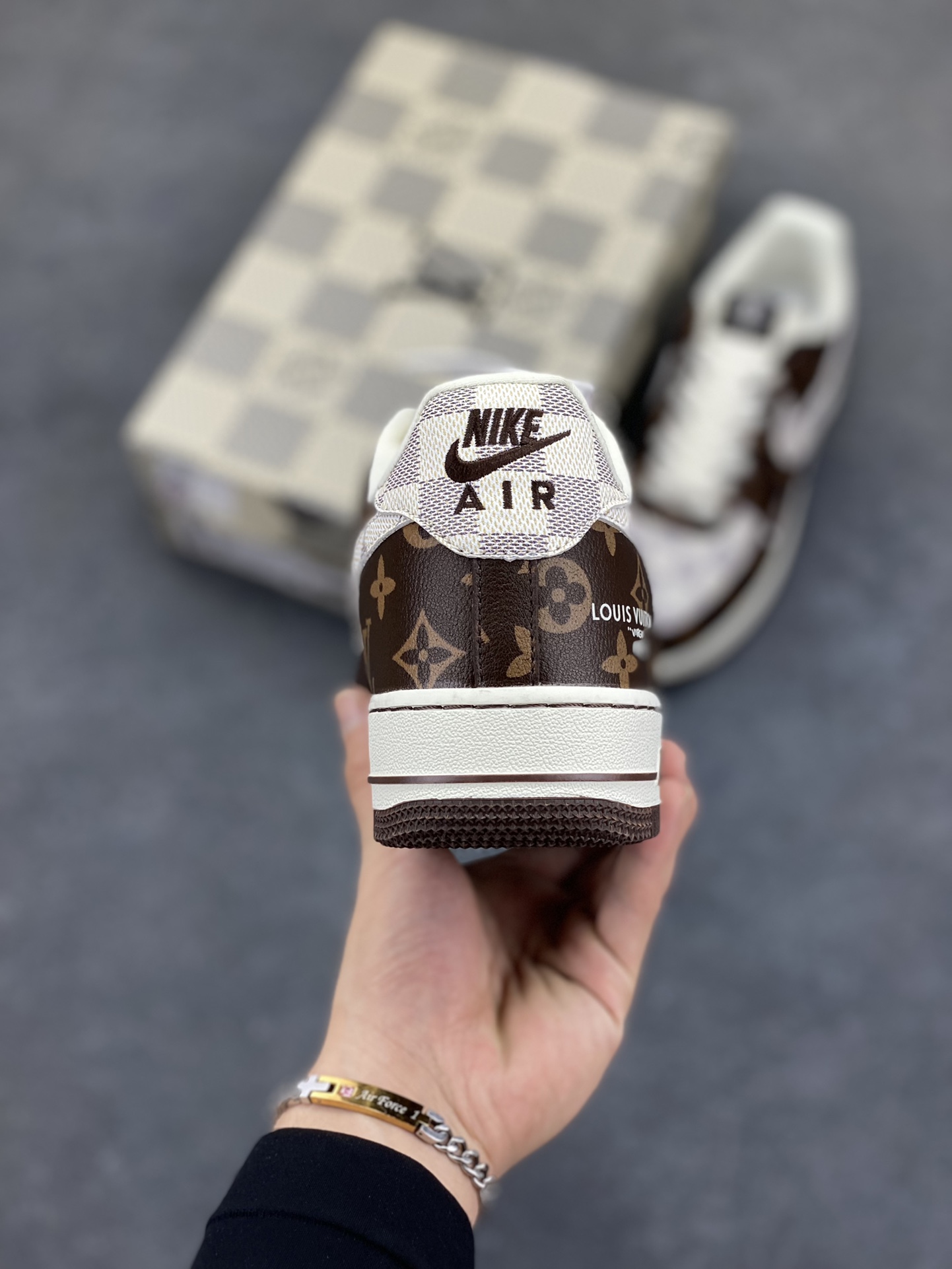 图片[4]-NIke Air Force 1 \’07 Low LV联名–经典咖啡棕 空军一号低帮 运动鞋 休闲鞋 折边针车 工艺难度大 原楦头原纸板 原装鞋盒 原厂鞋底 超高清洁度 细节完美 货号：SC0601-558 尺码：36 36.5 37.5 38 38.5 39 40 40.5 41 42 42.5 43 44 44.5 45-选品中心